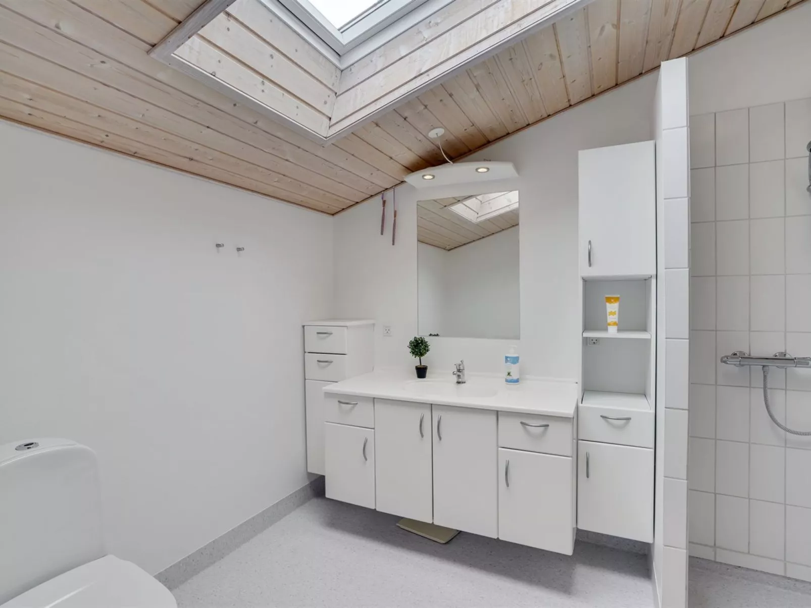 "Rafn" - 550m from the sea-Drinnen