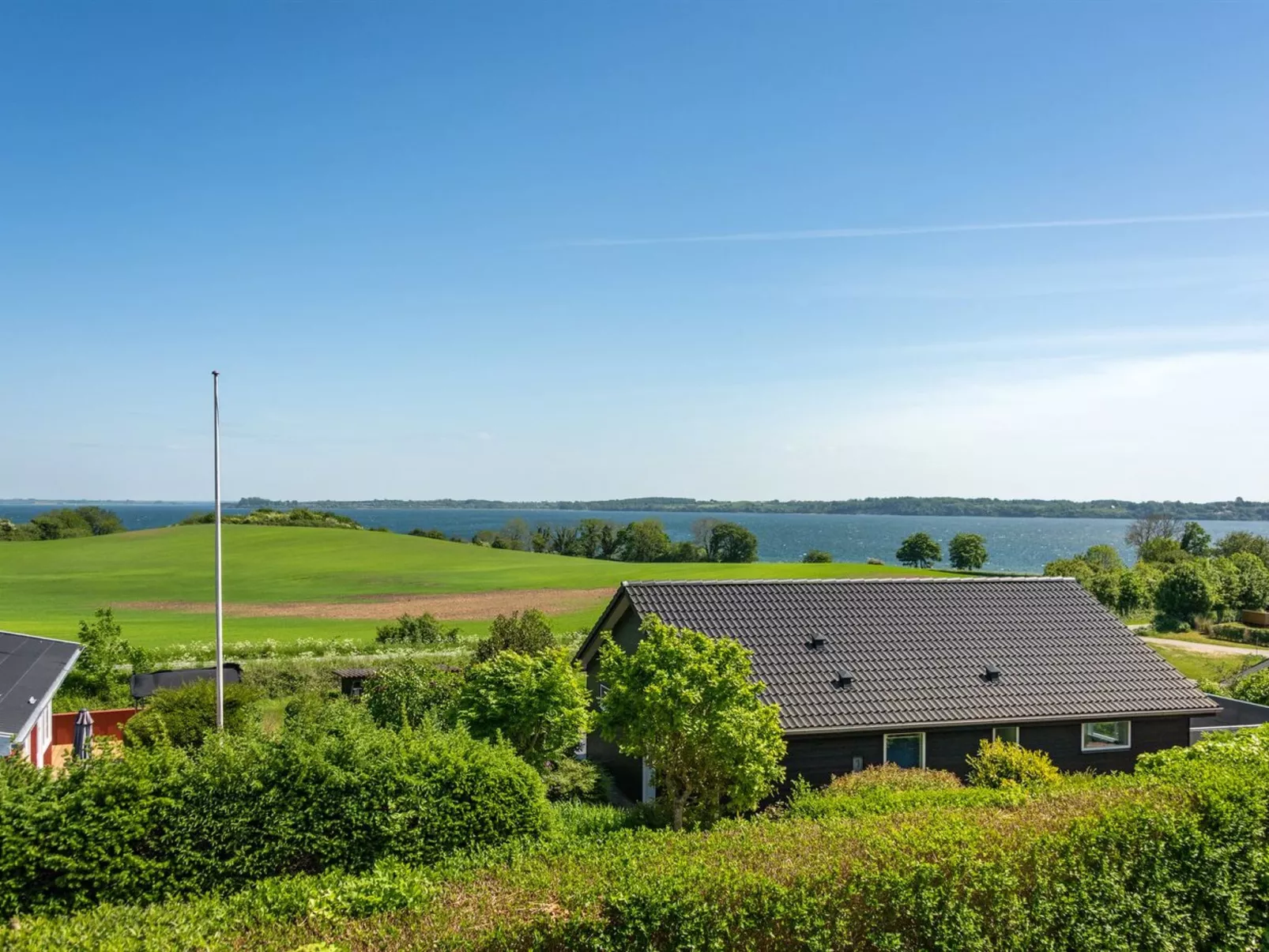 "Axeln" - 300m to the fjord-Outside