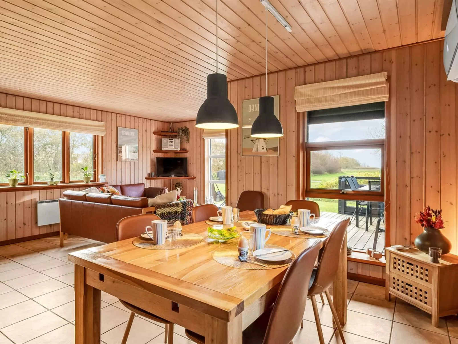 "Engeline" - 300m to the fjord-Drinnen