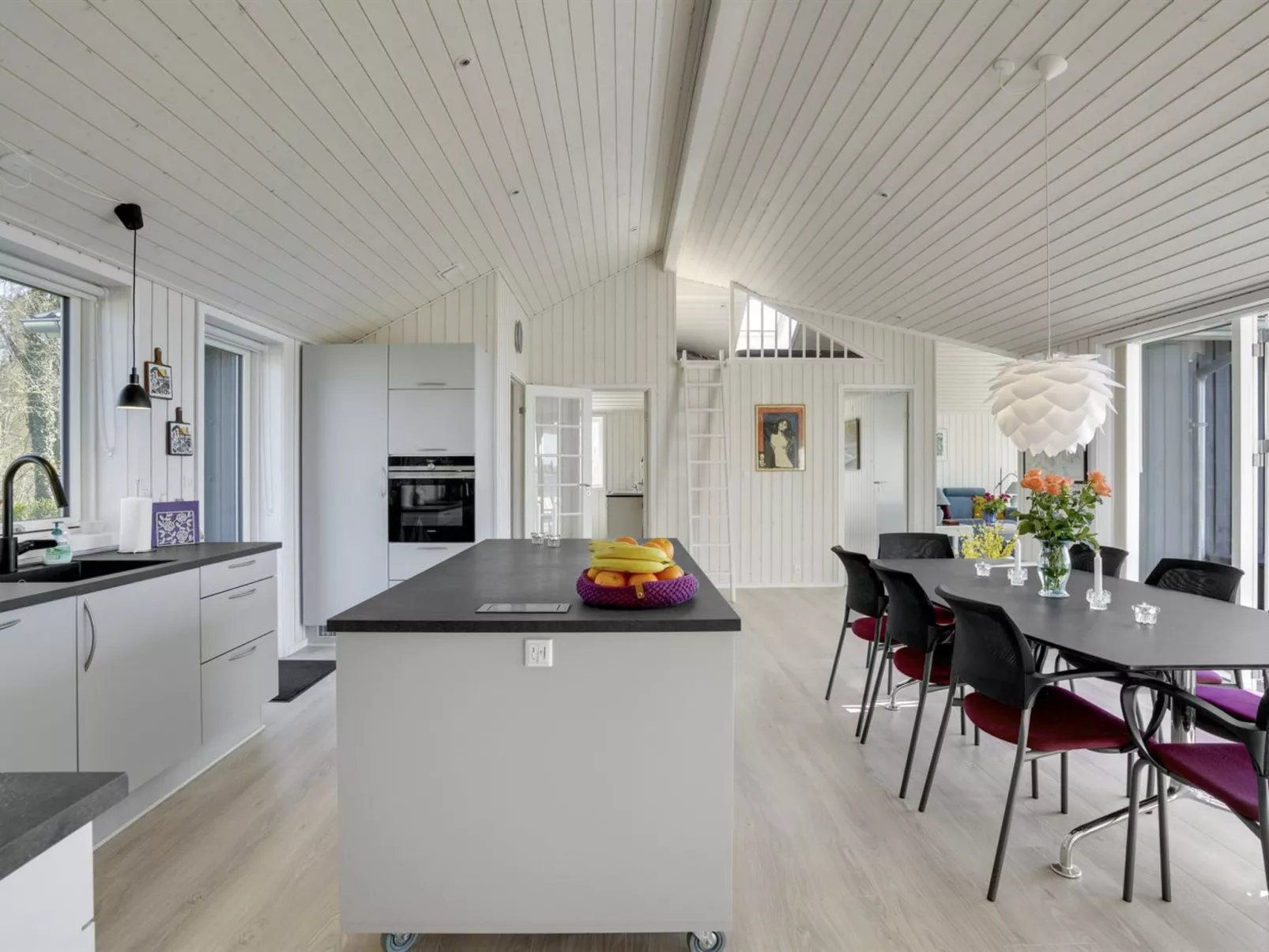 "Lander" - 20m from the sea-Inside