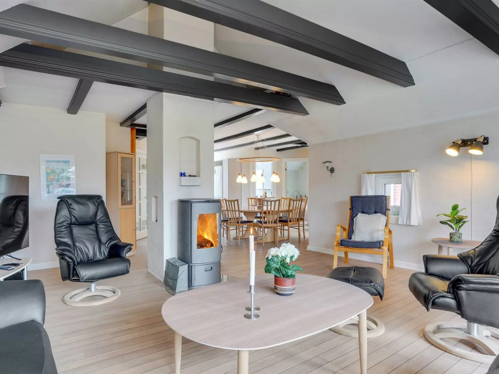 "Swening" - 2.1km from the sea-Drinnen