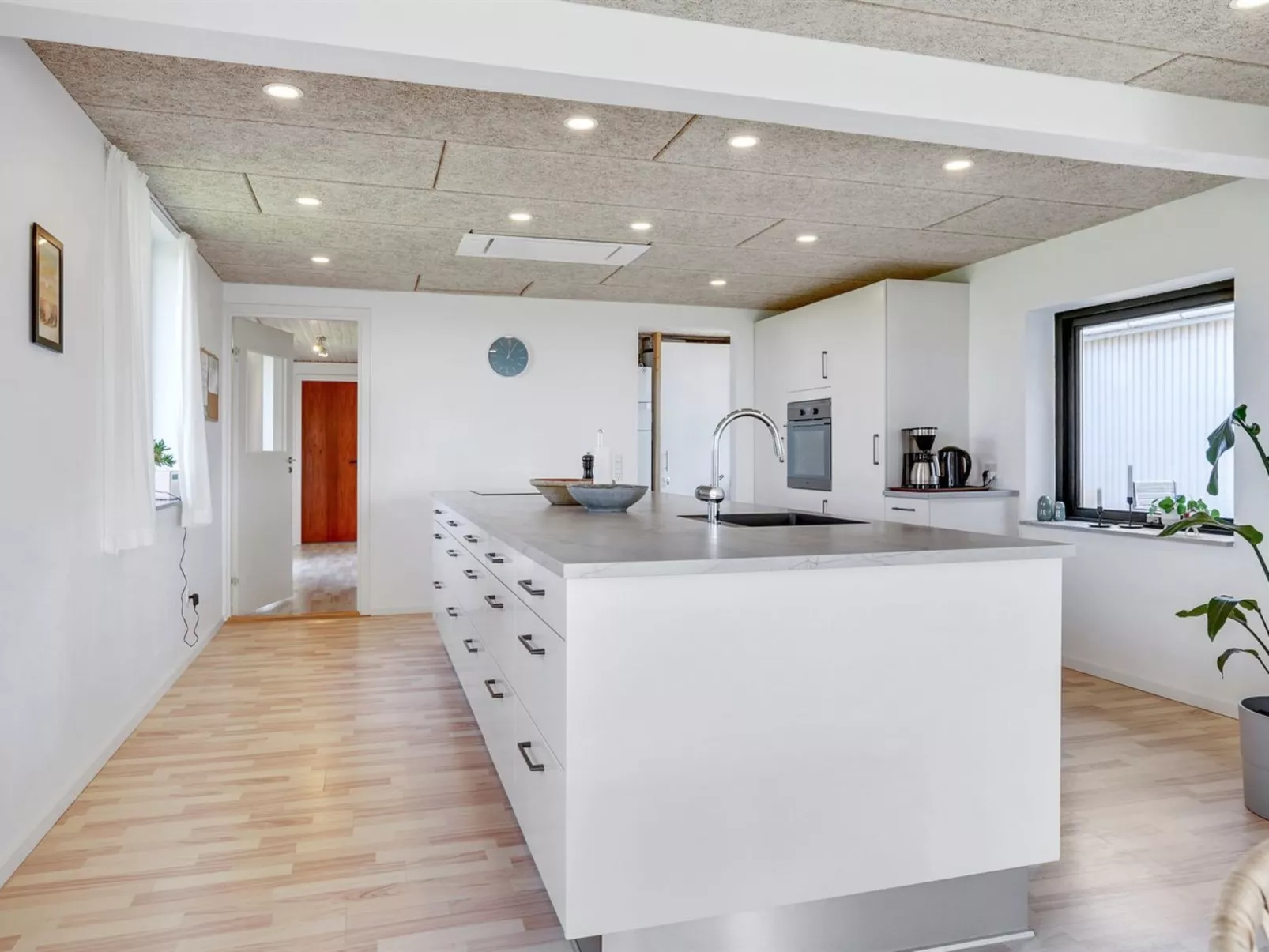 "Emin" - 100m from the sea-Drinnen