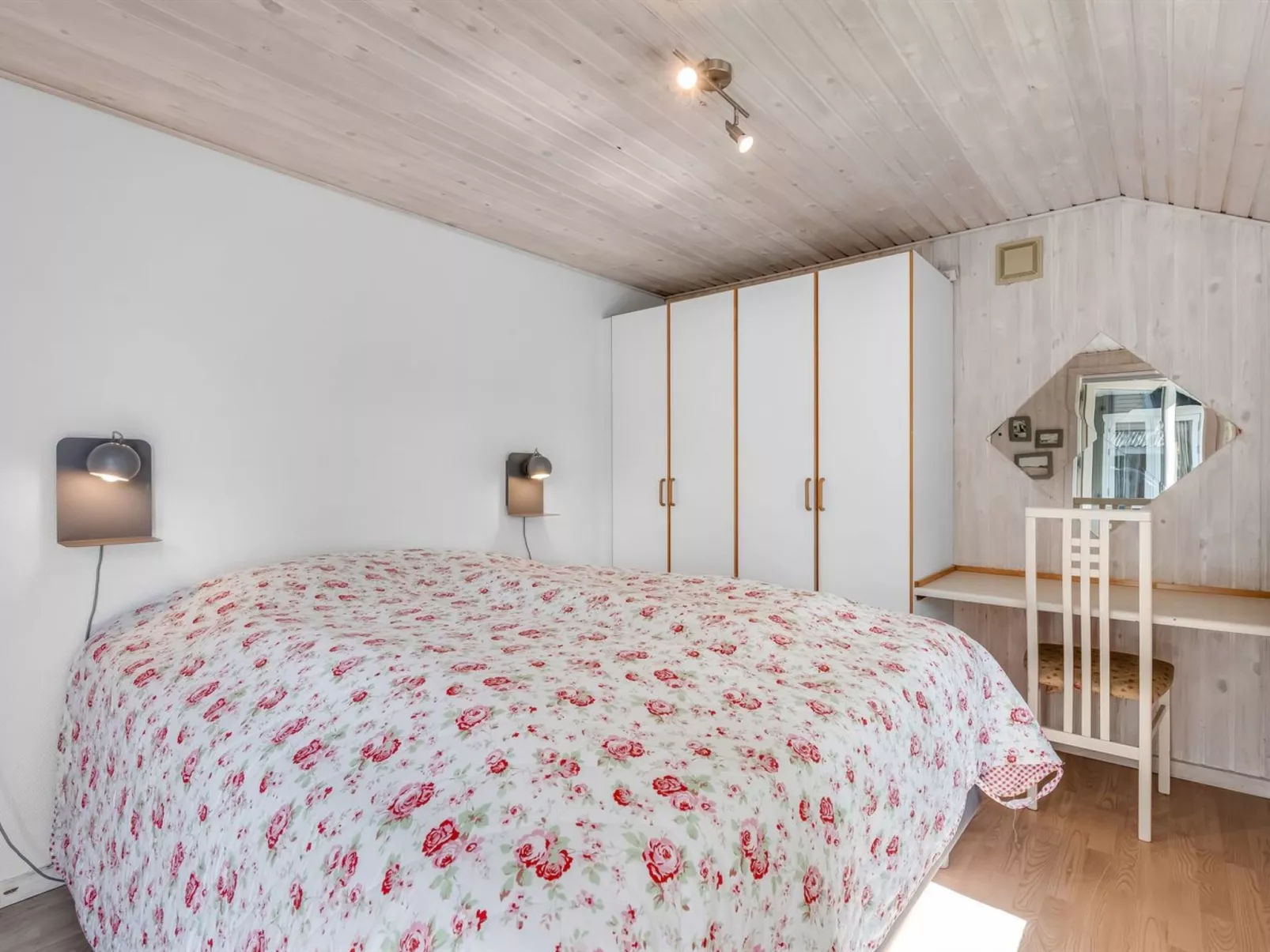 "Yall" - 1km from the sea-Inside