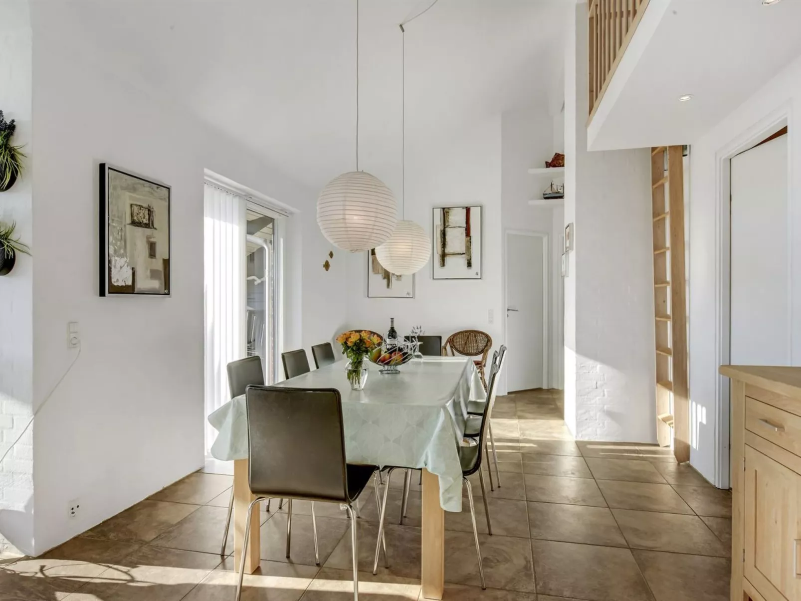 "Donka" - 300m to the fjord-Drinnen