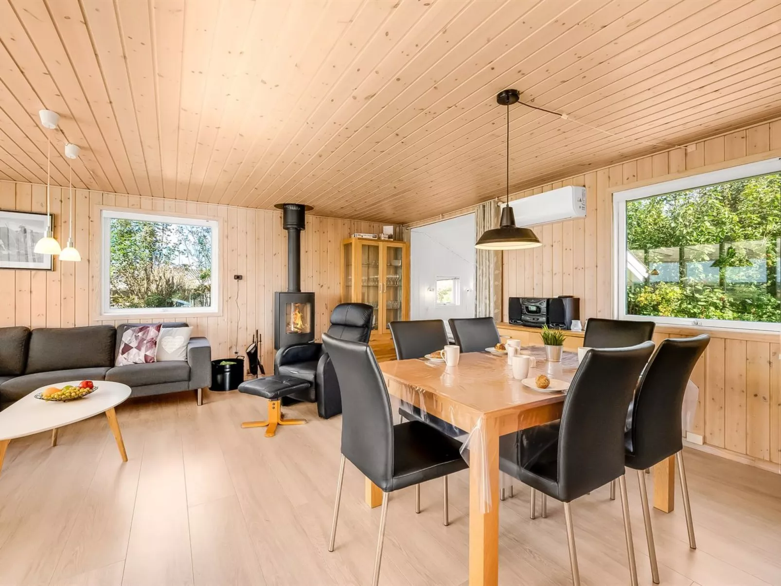 "Brenda" - 300m to the fjord-Inside