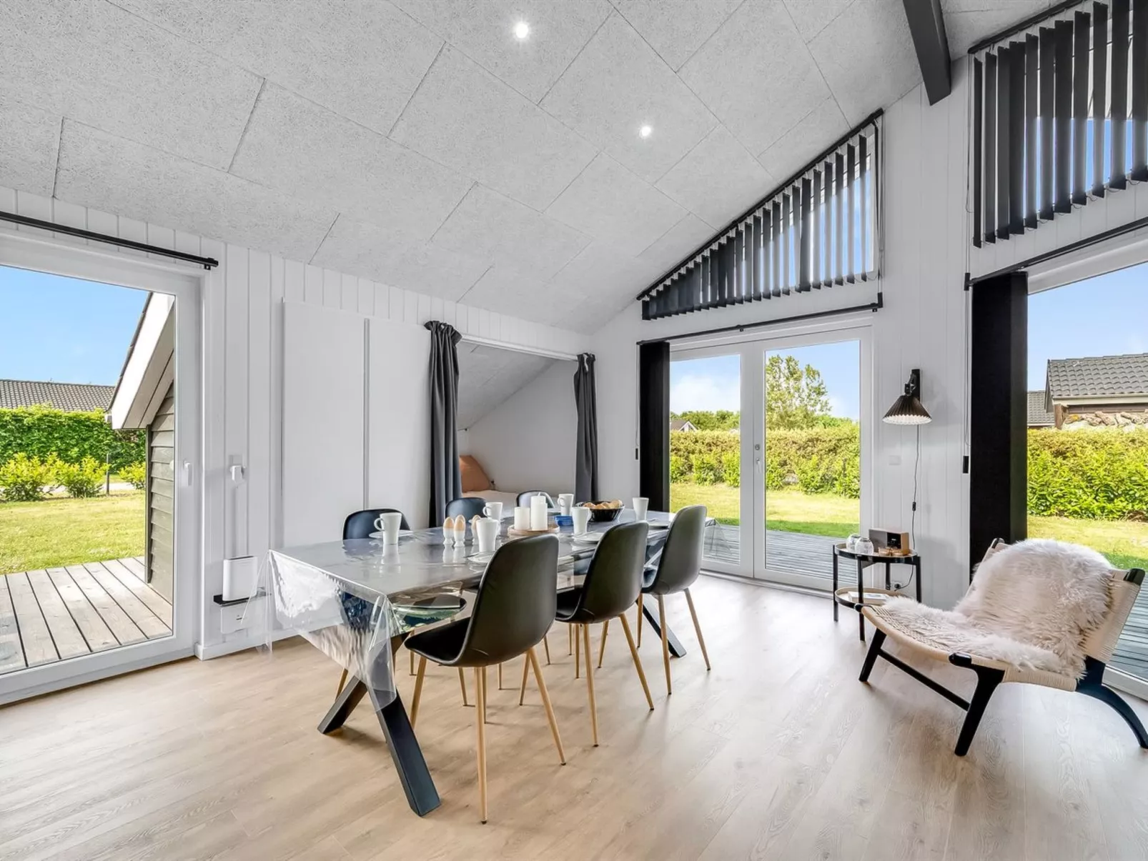 "Leeve" - 1.4km to the fjord-Inside