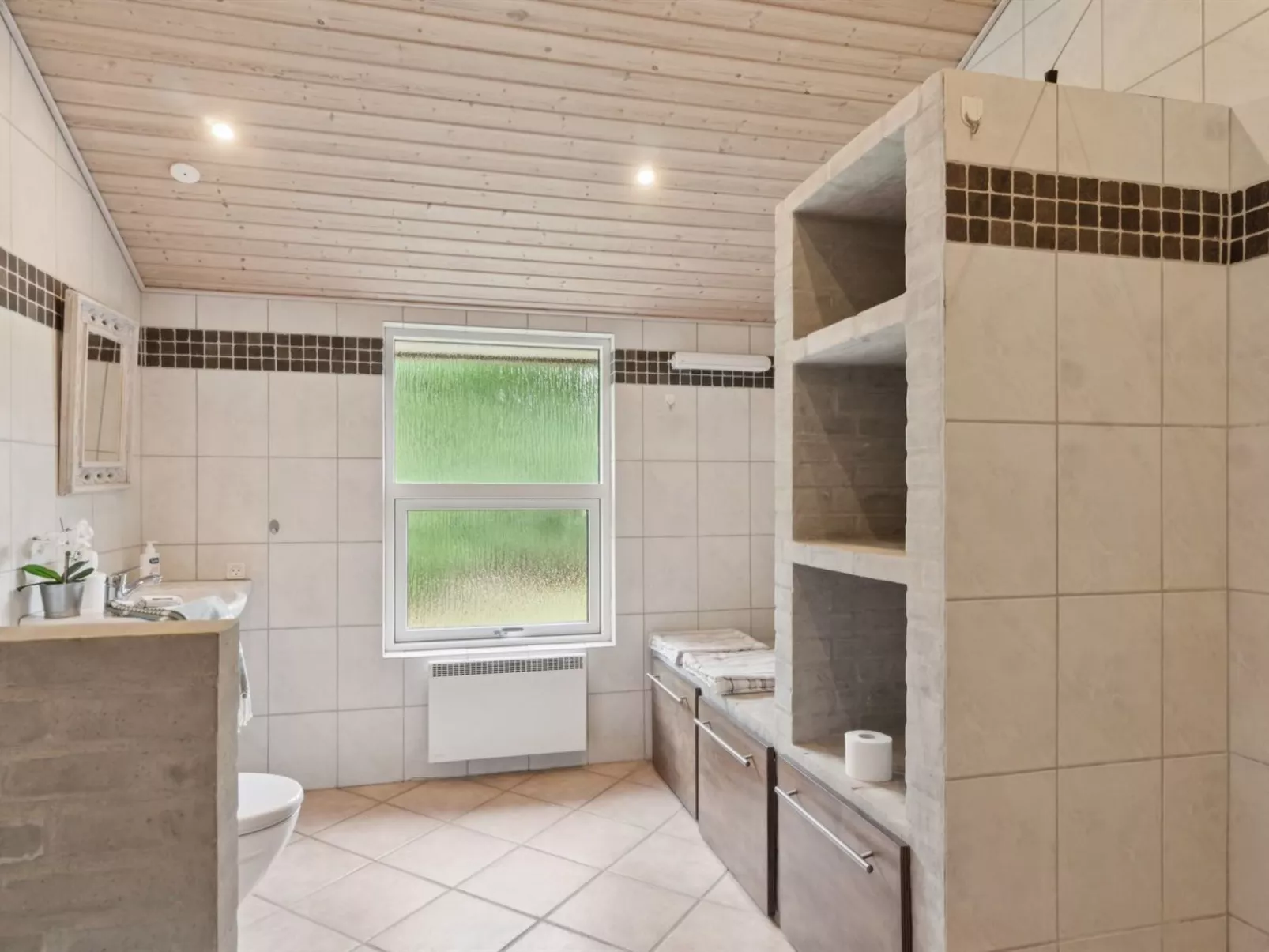 "Brunman" - 10m to the fjord-Inside