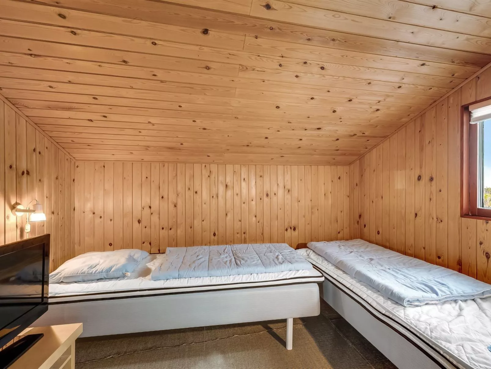 "Tanea" - 700m to the fjord-Drinnen