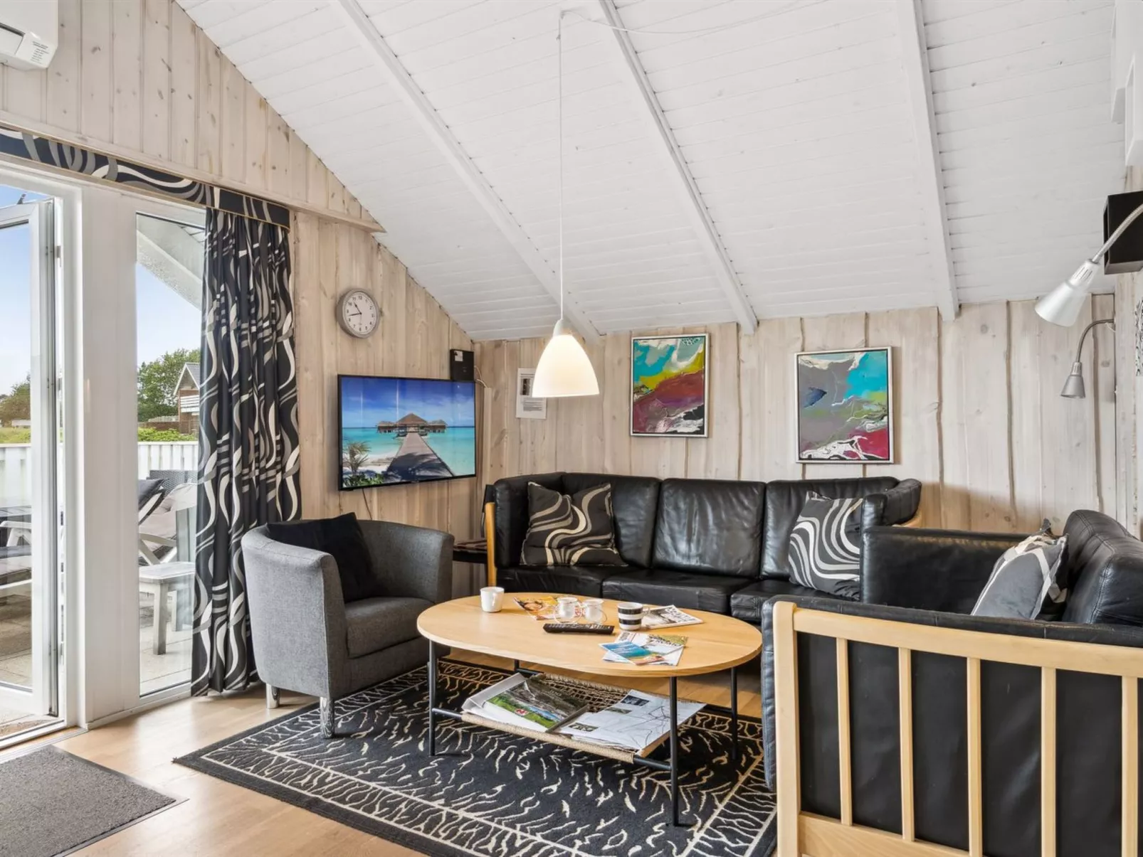 "Rohan" - 2.2km from the sea-Inside