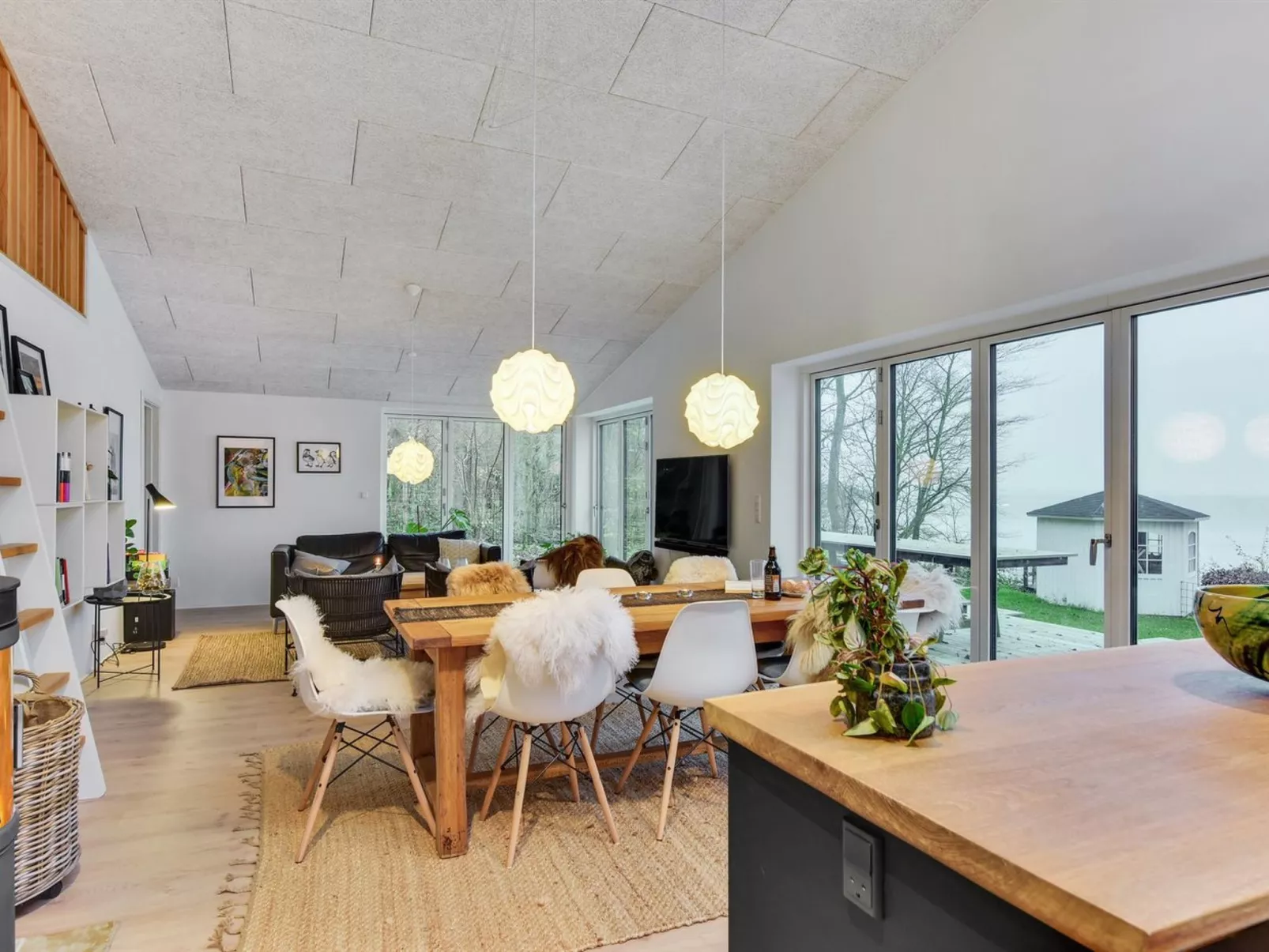 "Lika" - 25m to the fjord-Drinnen