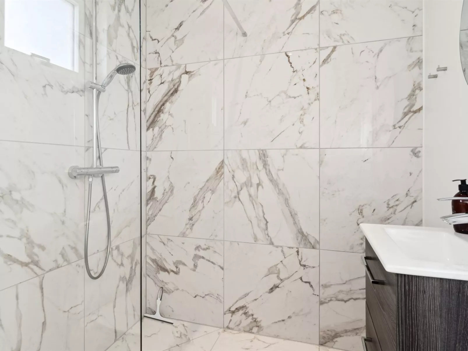 "Scalli" - 1.5km to the fjord-Inside