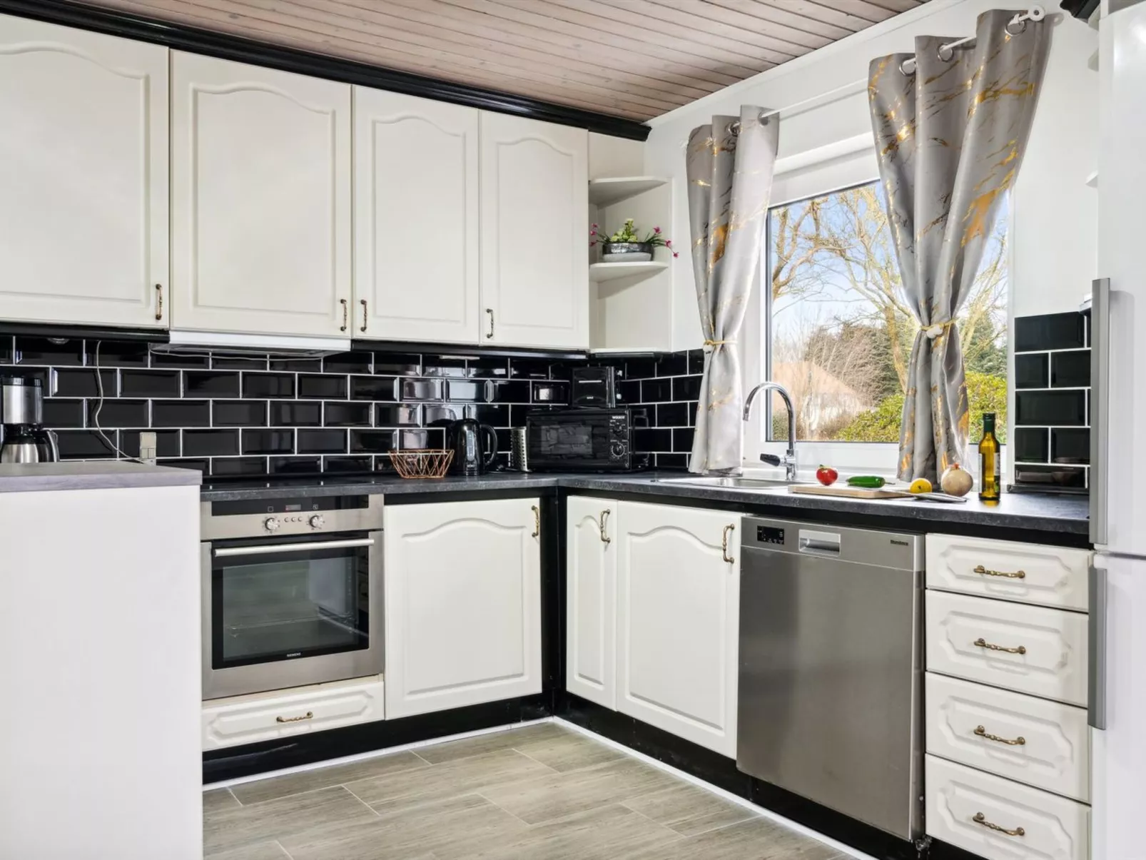 "Elara" - 300m from the sea-Inside