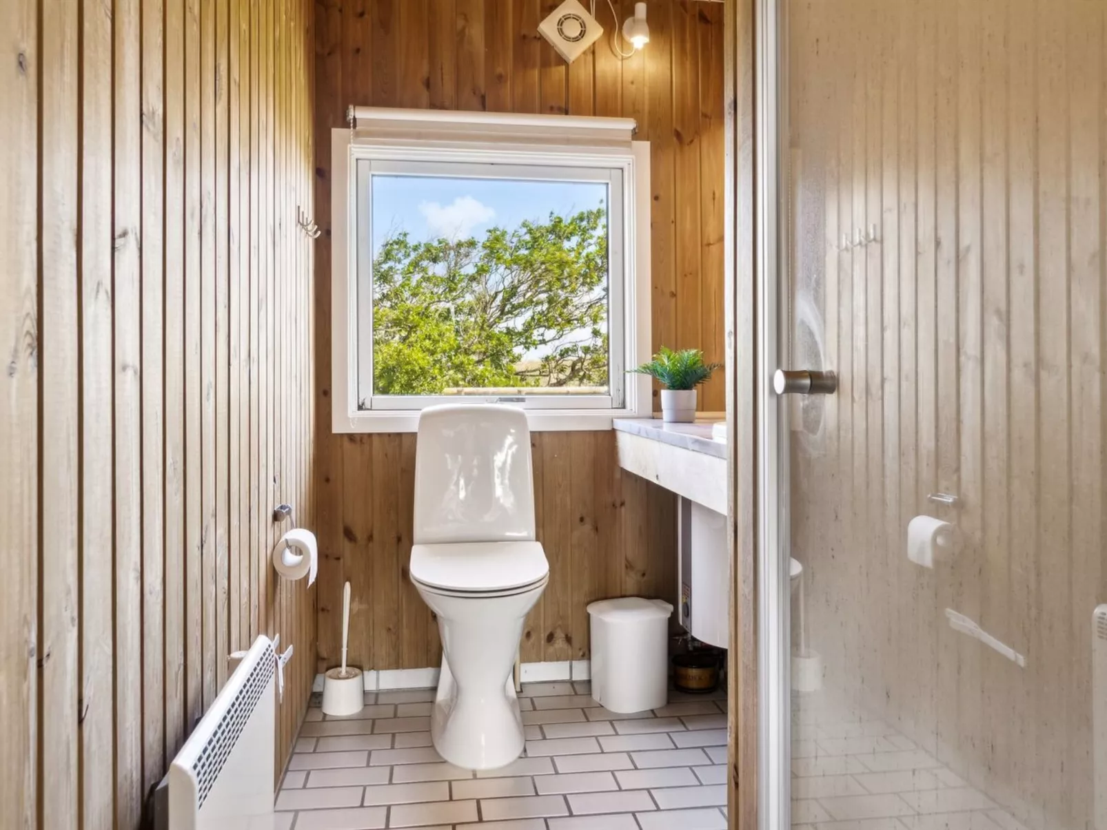 "Hunlef" - 1.7km from the sea-Inside