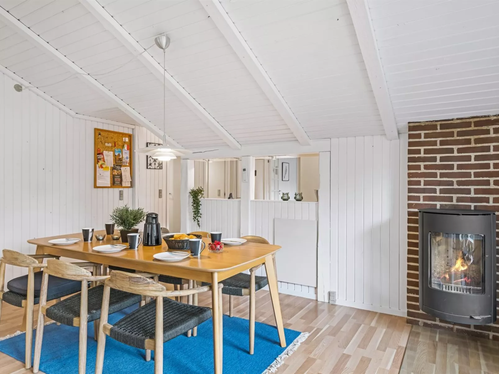 "Orm" - 2.3km from the sea-Drinnen