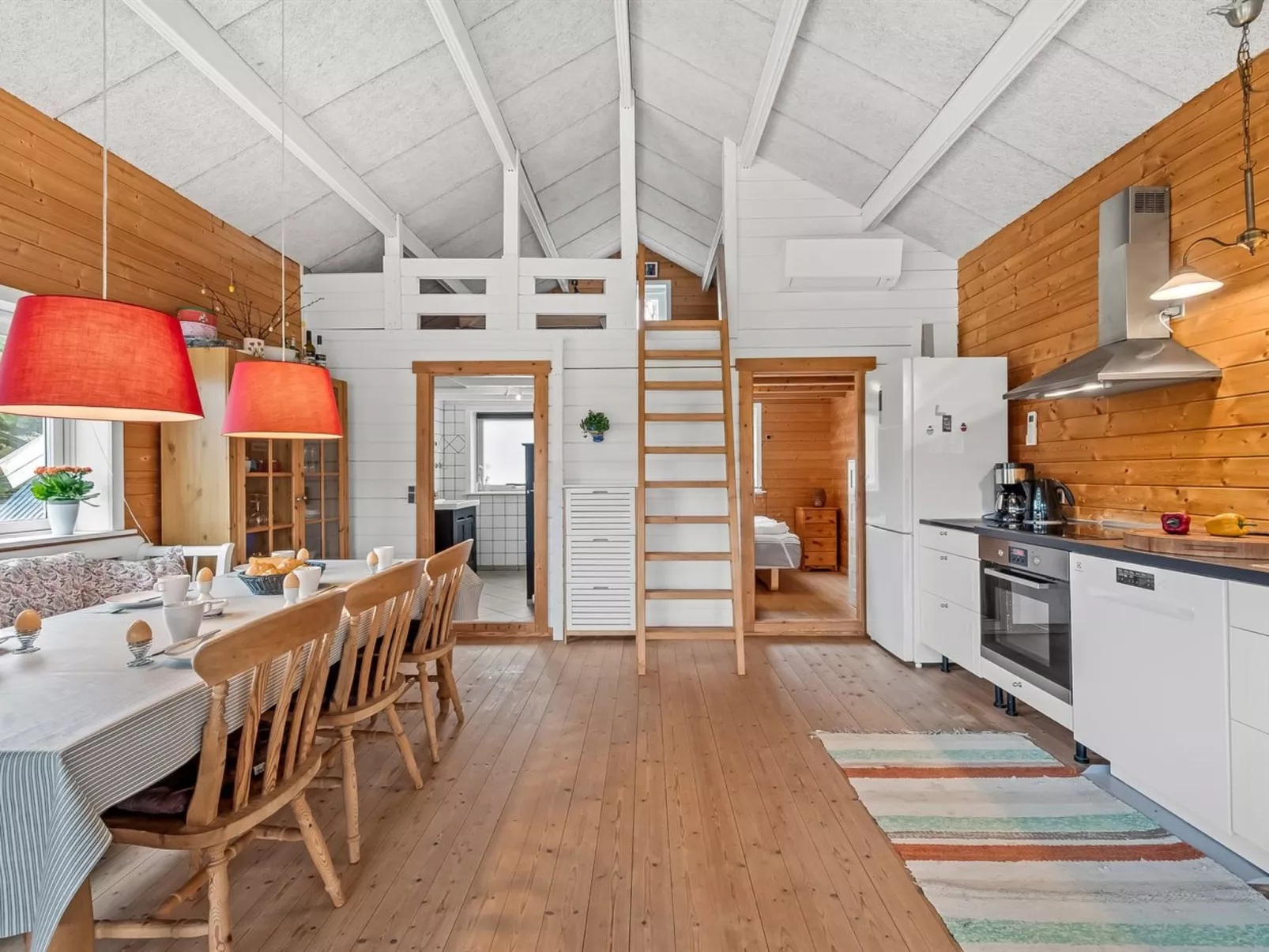 "Oddger" - 250m to the fjord-Drinnen