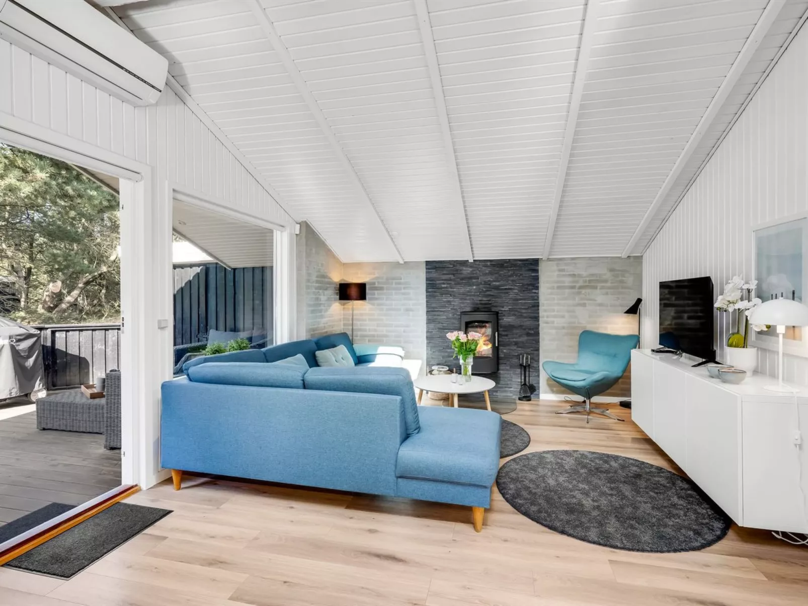 "Eirik" - 2.5km from the sea-Inside