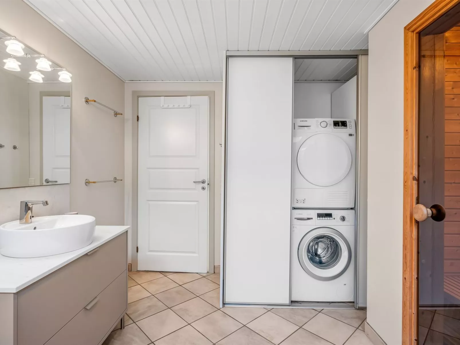 "Soile" - 12km from the sea-Dedans