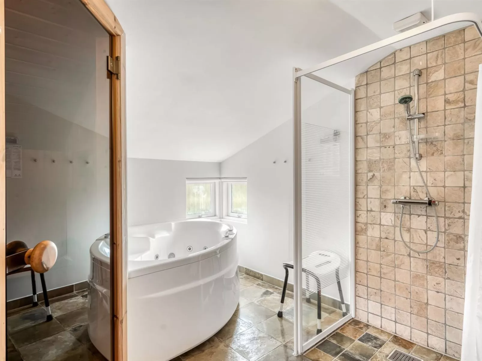 "Hughe" - 200m from the sea-Inside