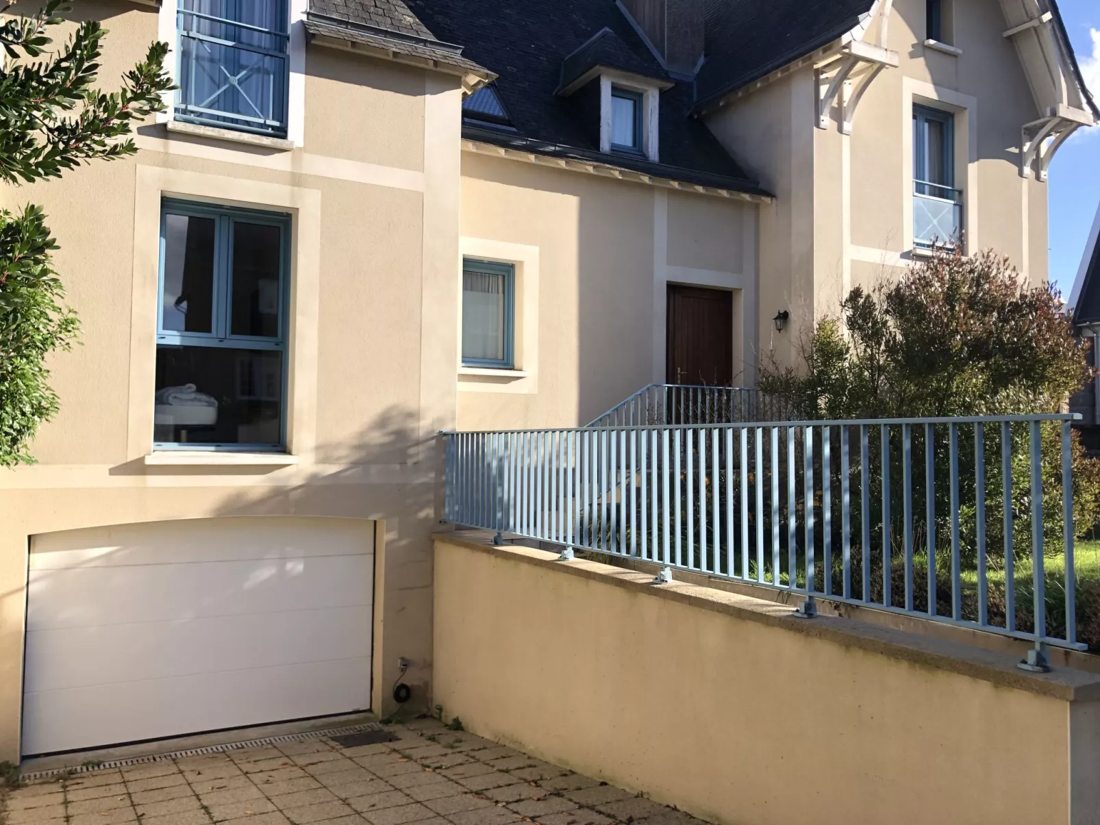 Brise Marine-Outside