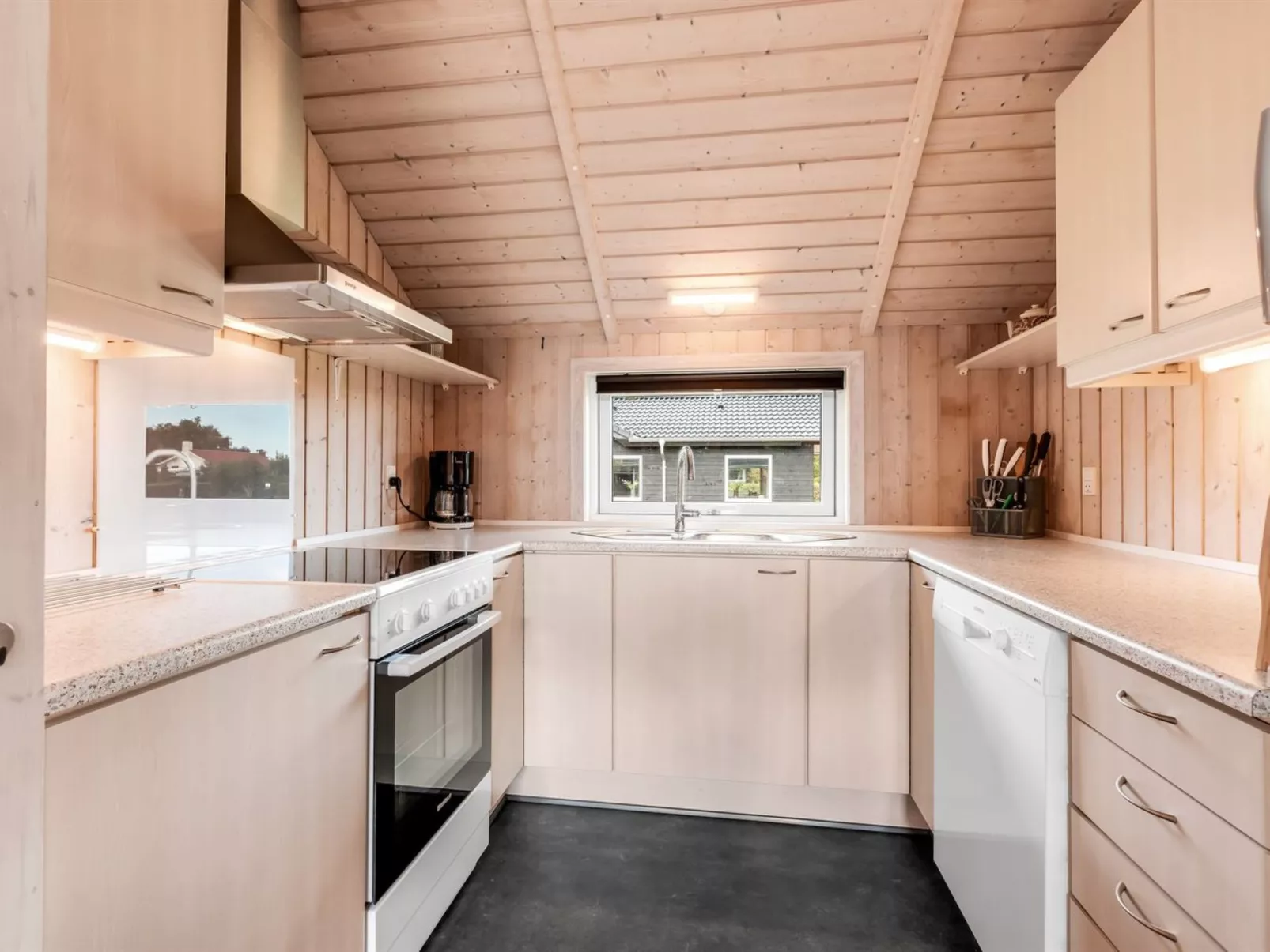 "Sylwia" - 250m to the fjord-Drinnen