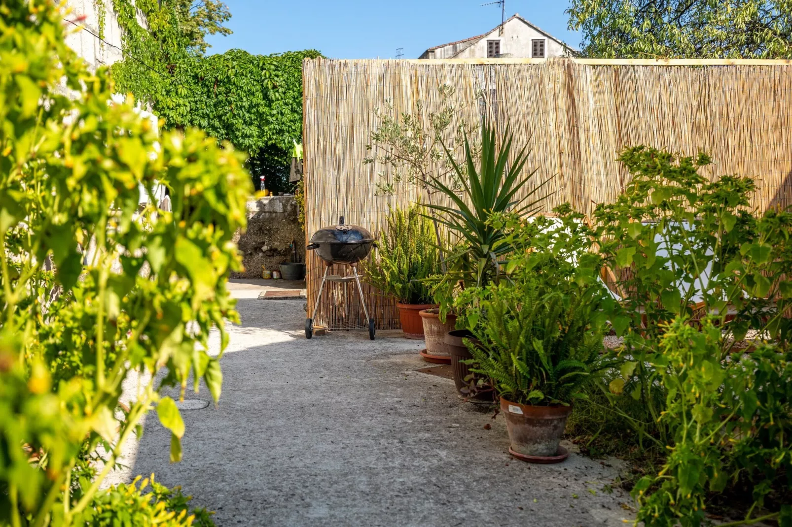 Stone House Harmony -Studio Apartment with Patio and Garden View ( 2 )-Im Freien