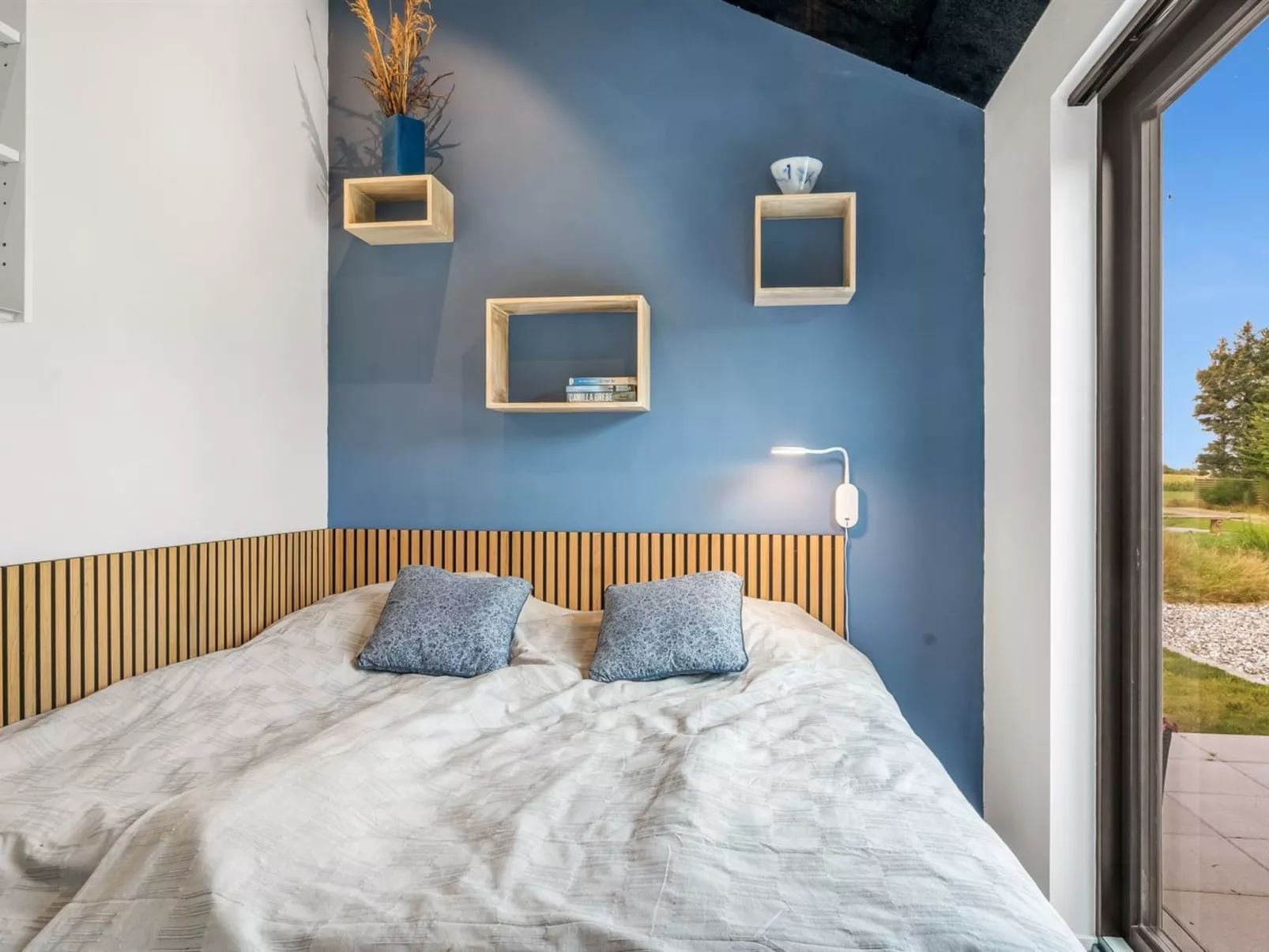 "Jahn" - 250m to the fjord-Drinnen