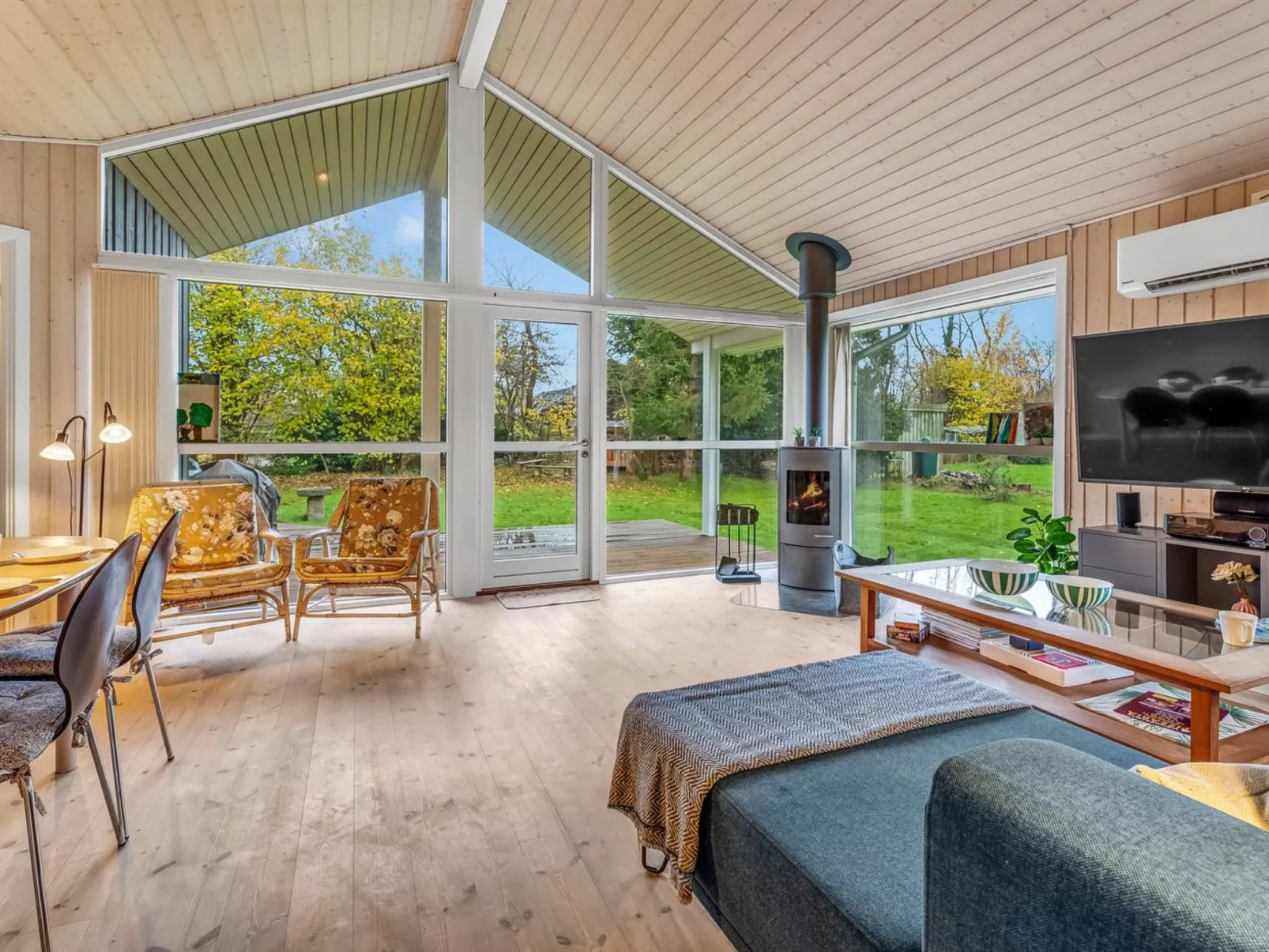 "Ensio" - 8.0km from the sea-Drinnen