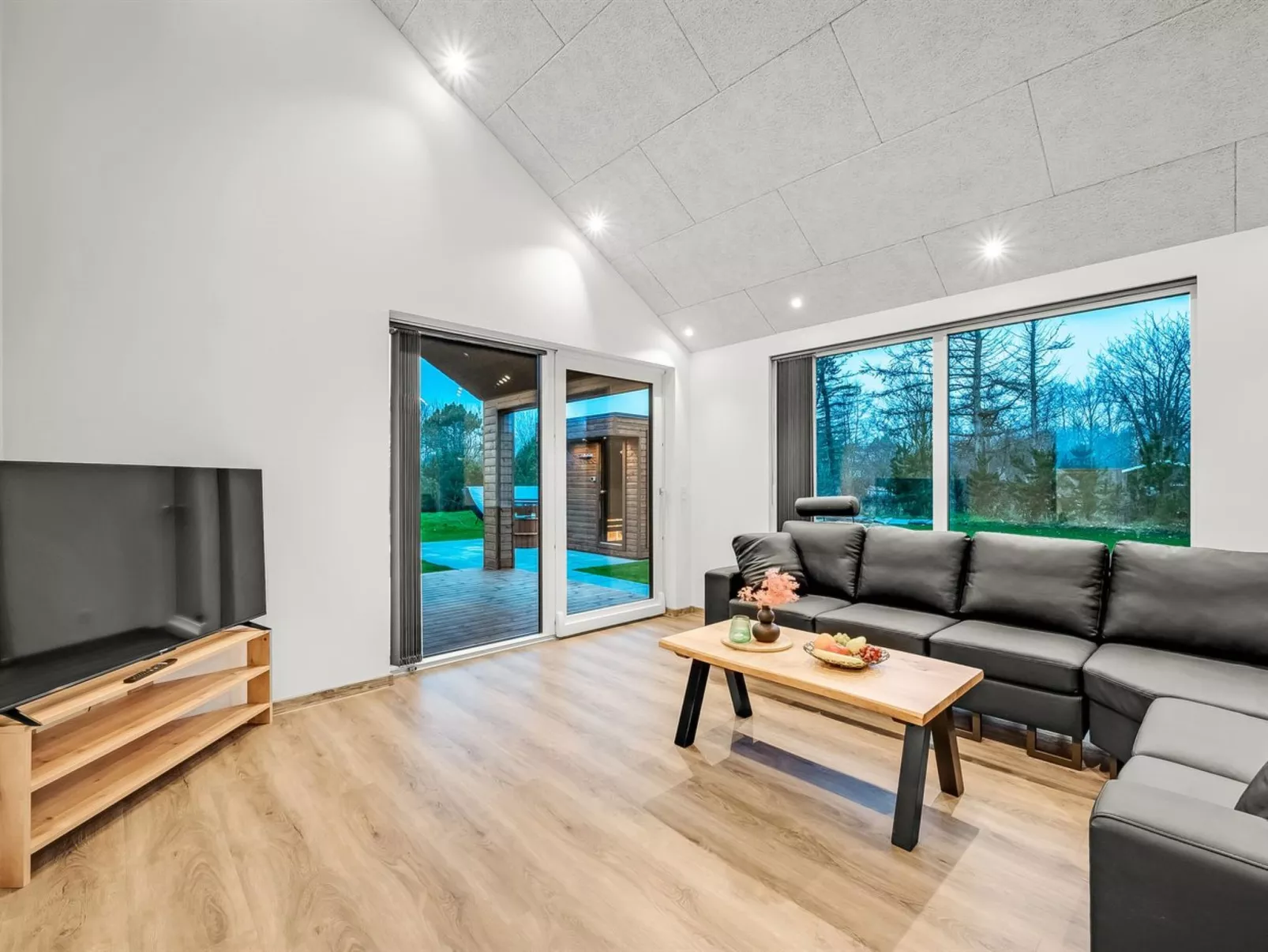 "Grimar" - 400m to the fjord-Drinnen