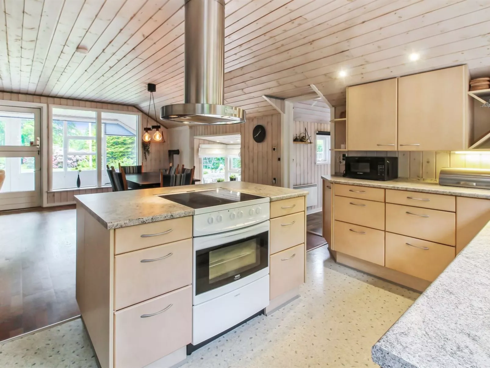 "Lenya" - 33km from the sea-Drinnen