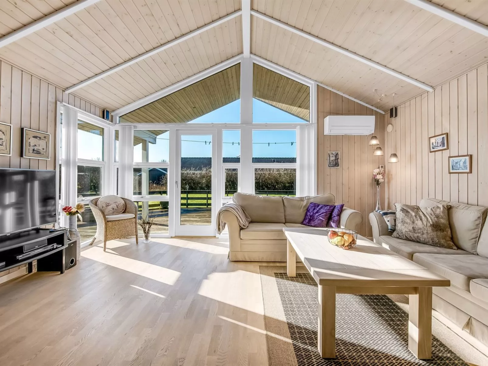 "Asgard" - 800m to the fjord-Inside