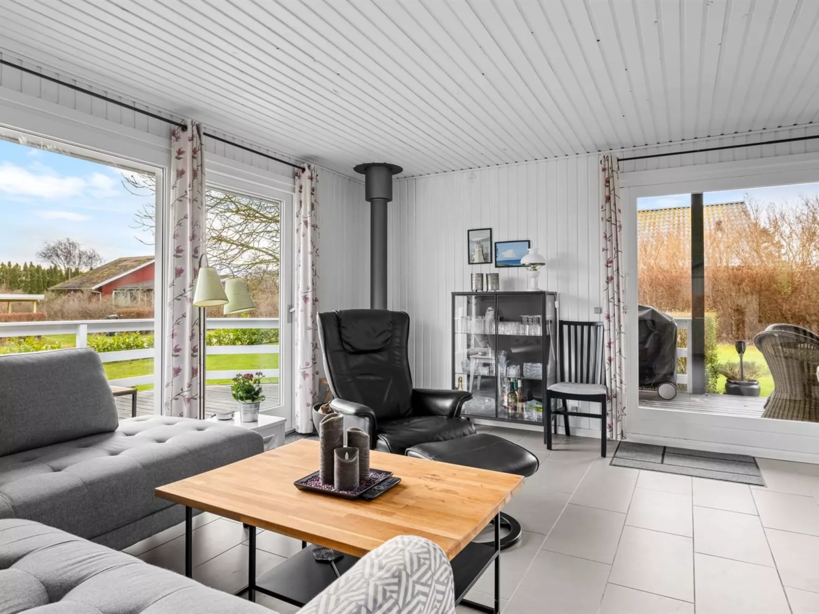 "Bjart" - 150m from the sea-Drinnen