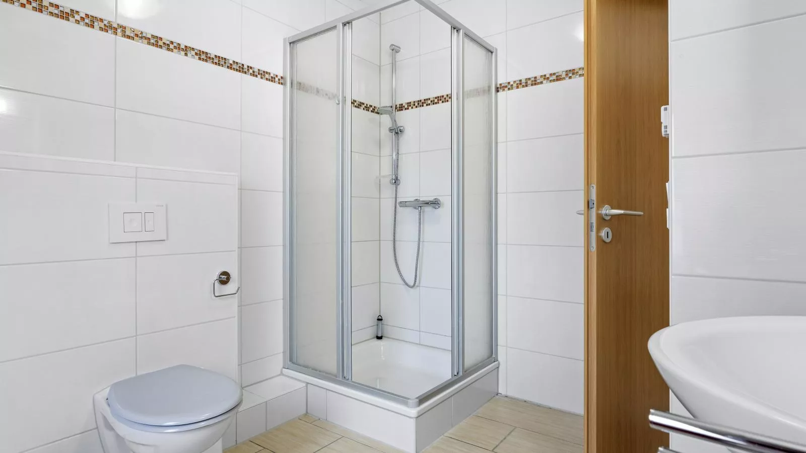 Stranddistel links mit Sauna-Badezimmer