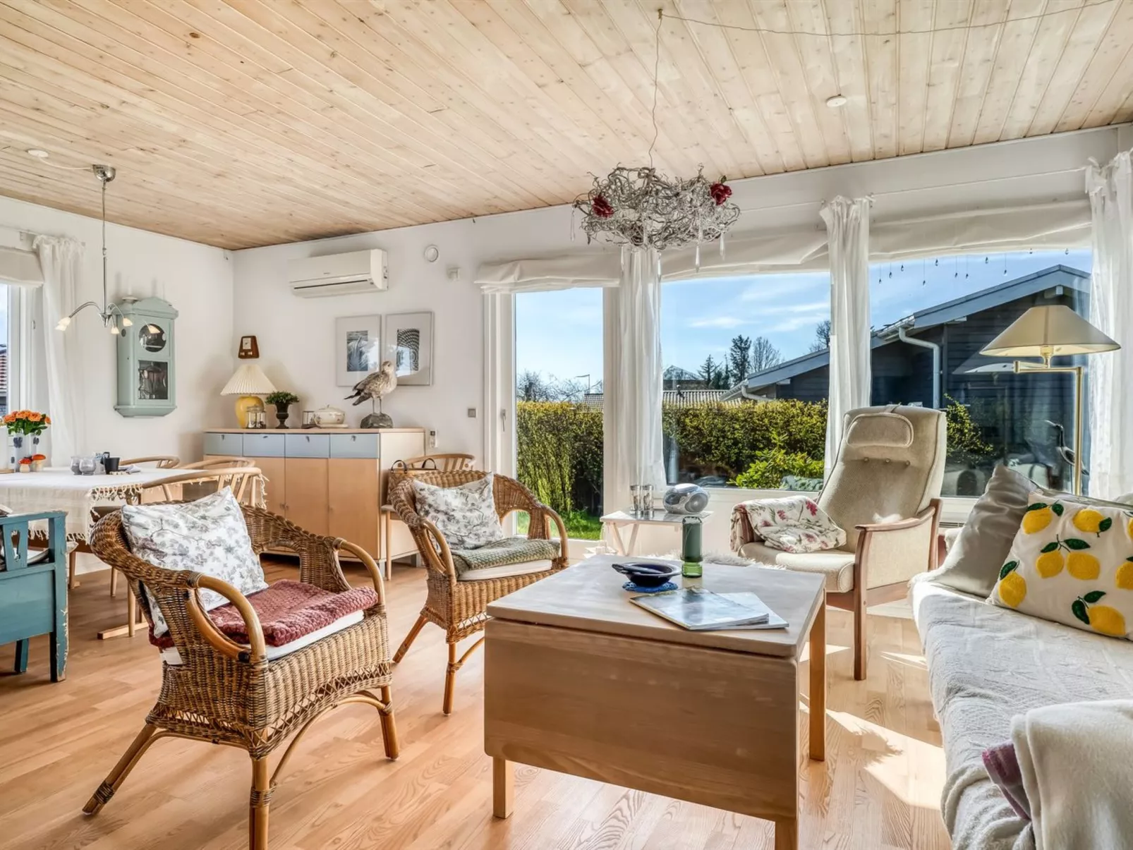 "Bara" -  from the sea-Drinnen