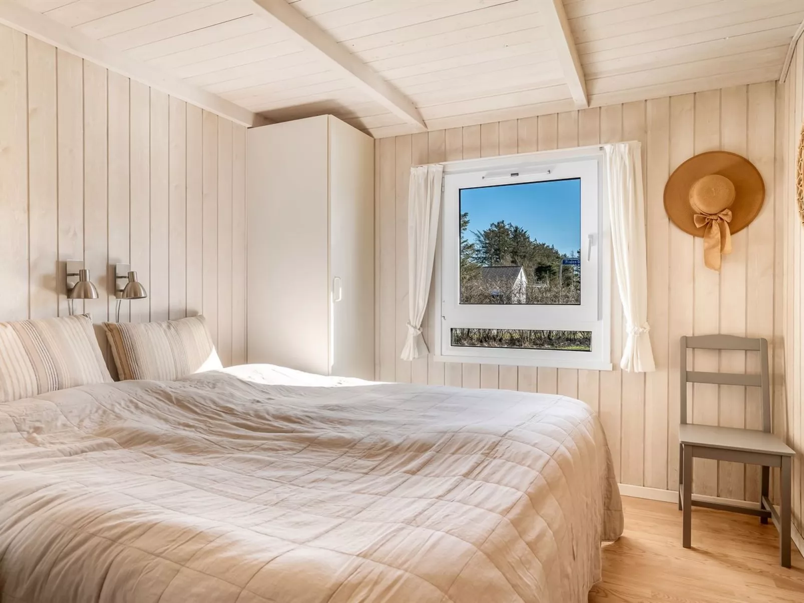 "Henri" - 1.2km from the sea-Inside