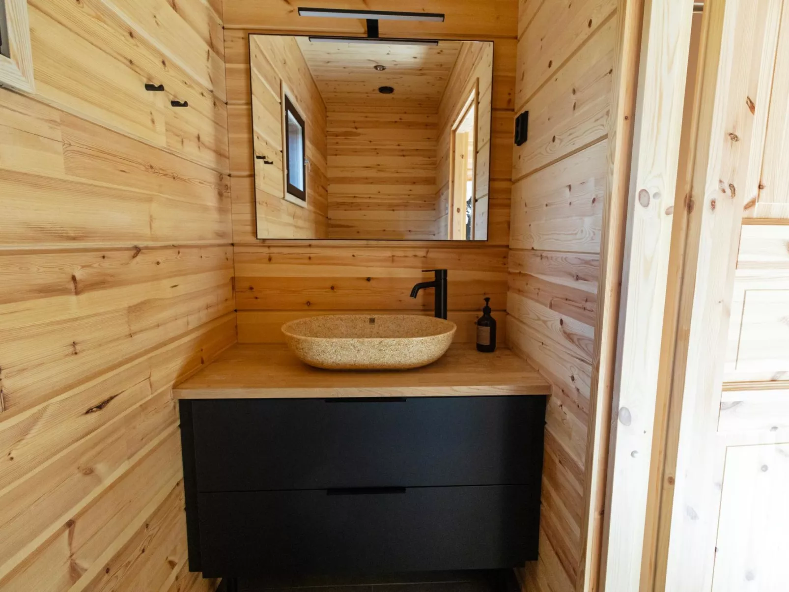 Sallan kuukkeli-Dedans