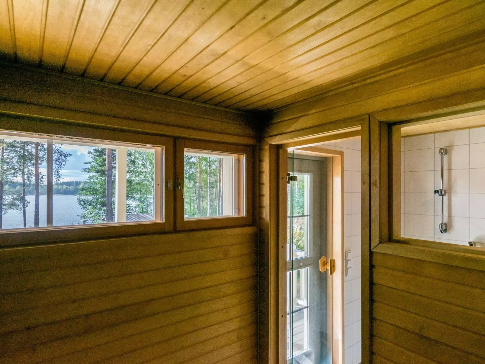 Kartanohuvila-Inside