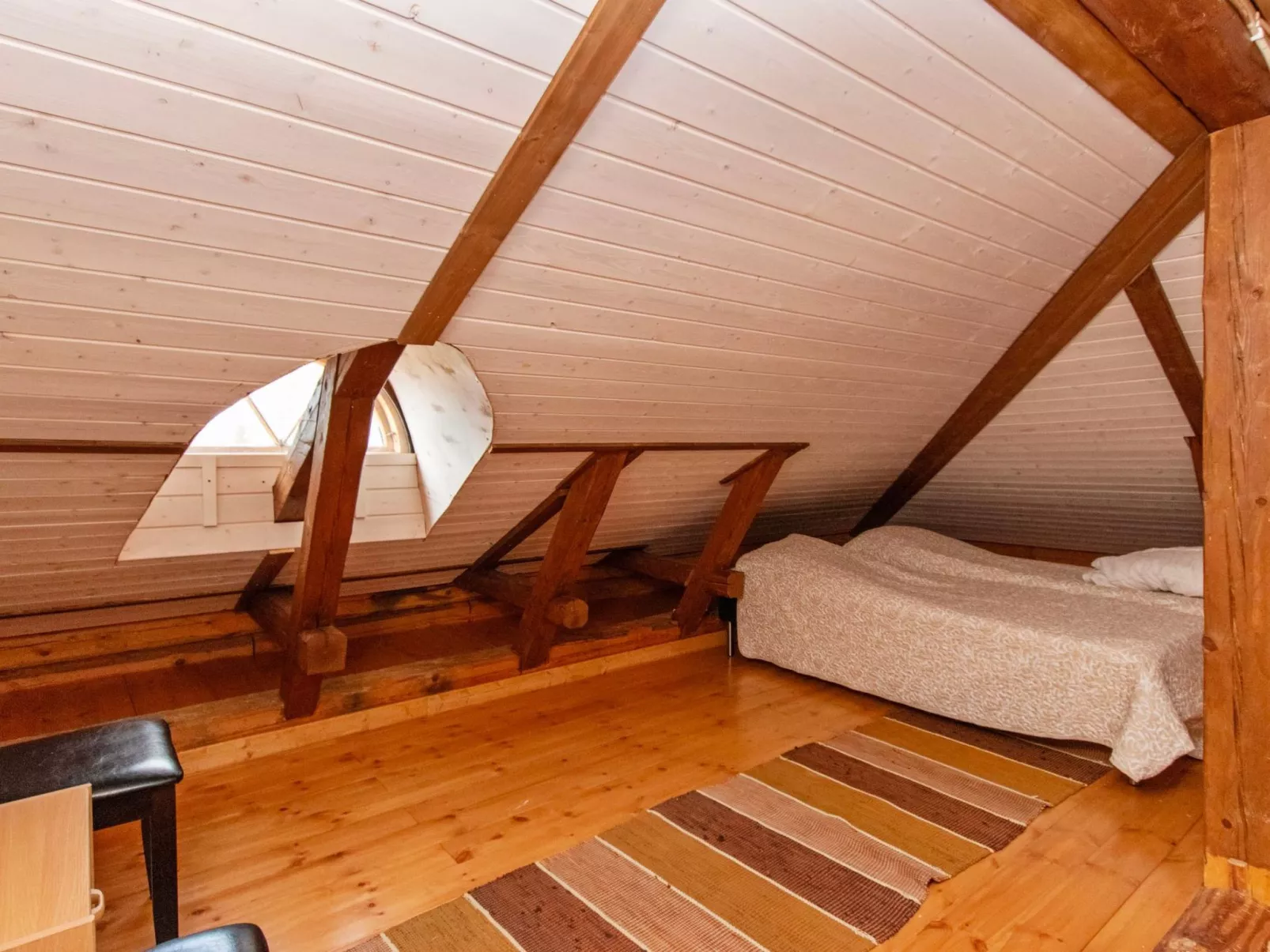 Kaislajärven huvila-Drinnen