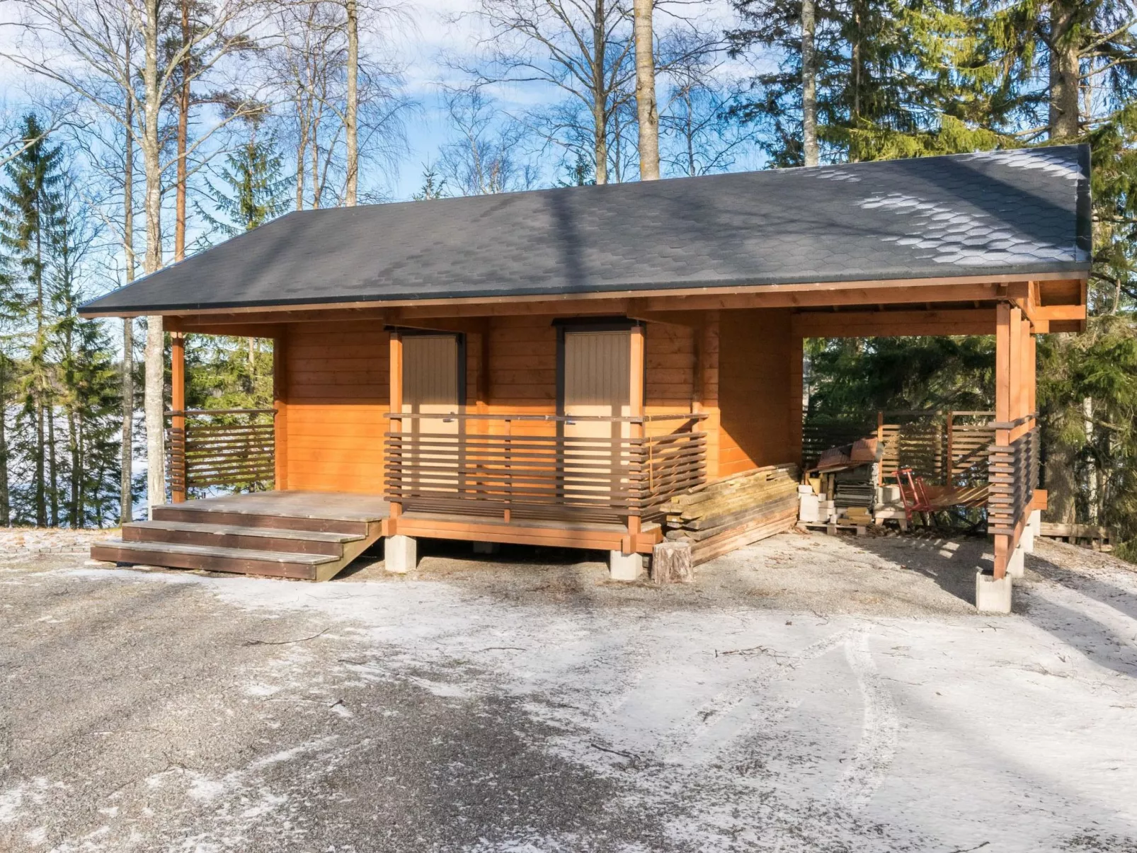 Puolen hehtaarin metsä-Inside