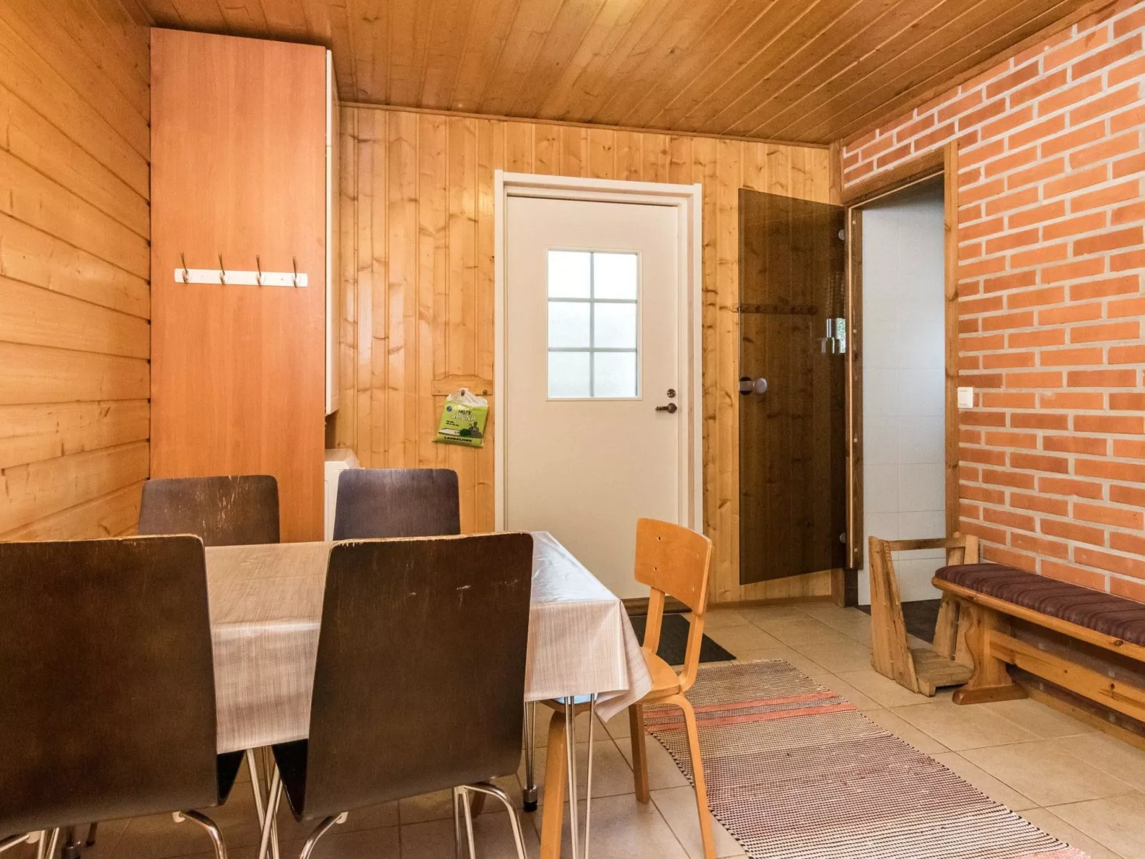 Aurinkopaikka-Dedans