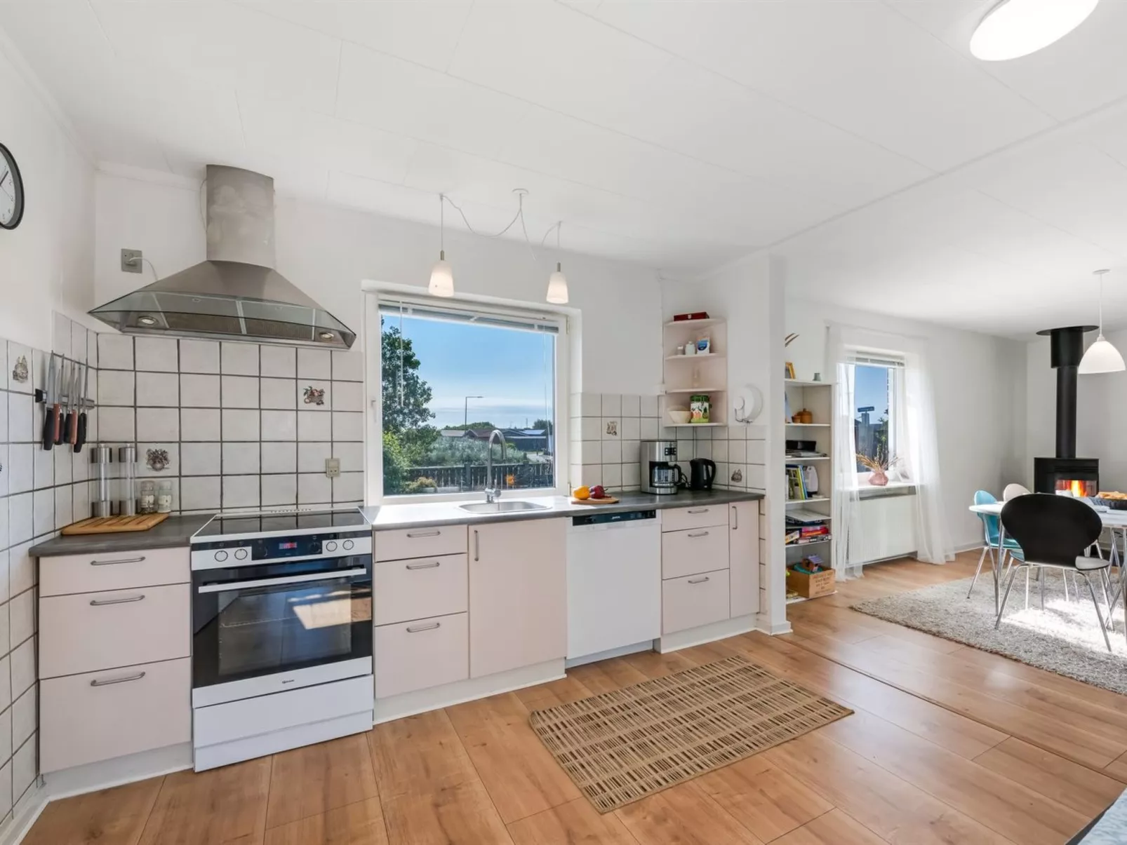 "Svein" - 500m to the fjord-Drinnen