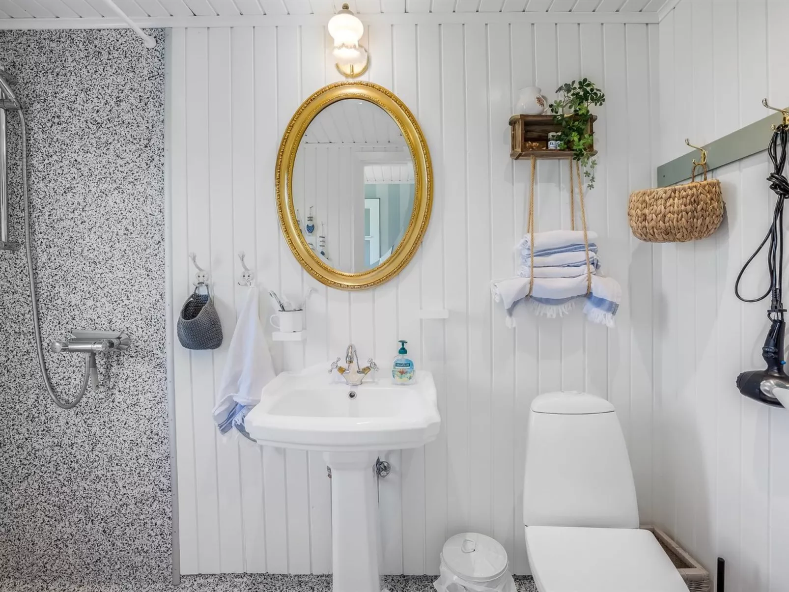 "Voitto" - 1km to the fjord-Drinnen