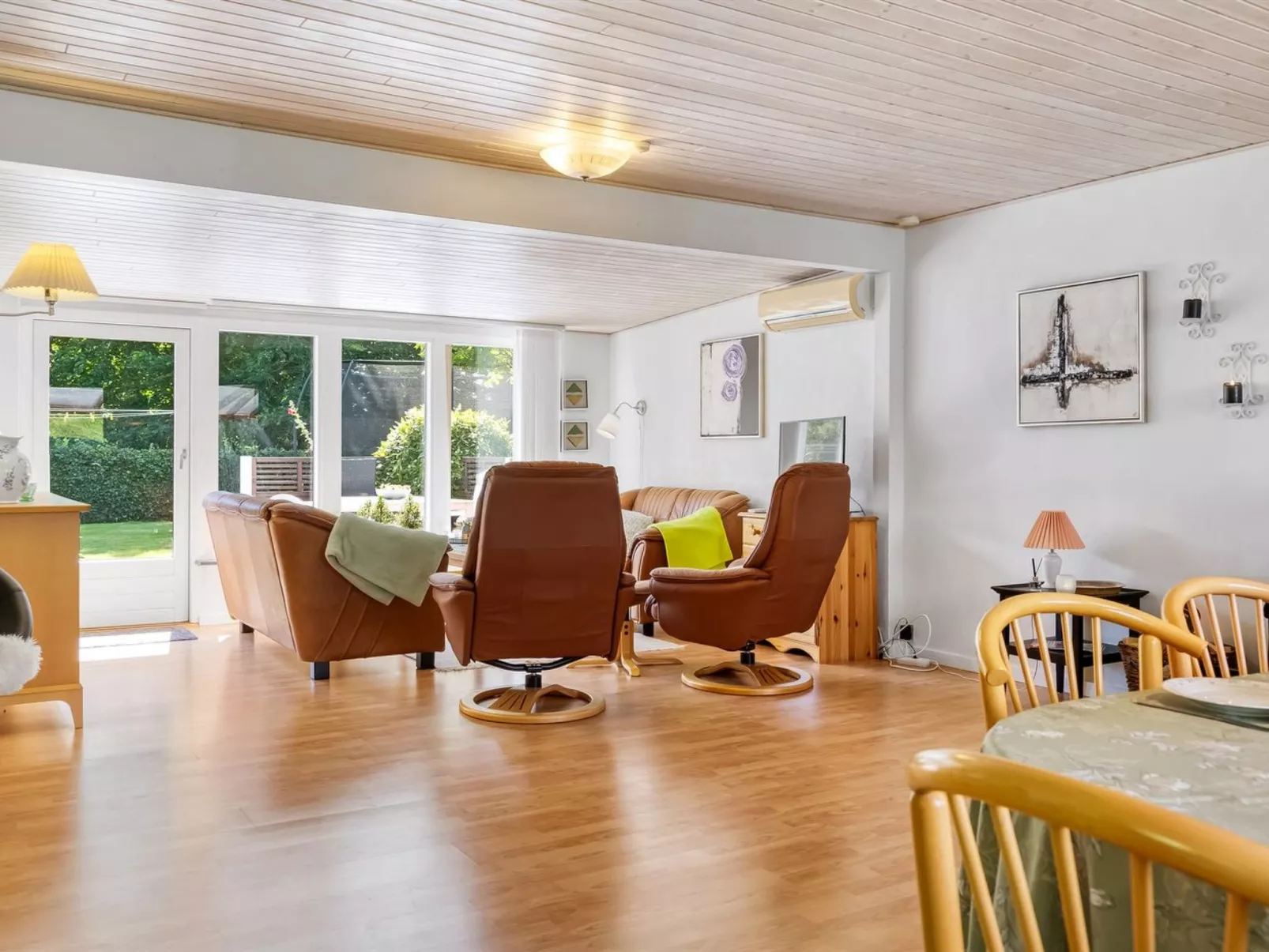 "Sallie" - 500m to the fjord-Drinnen