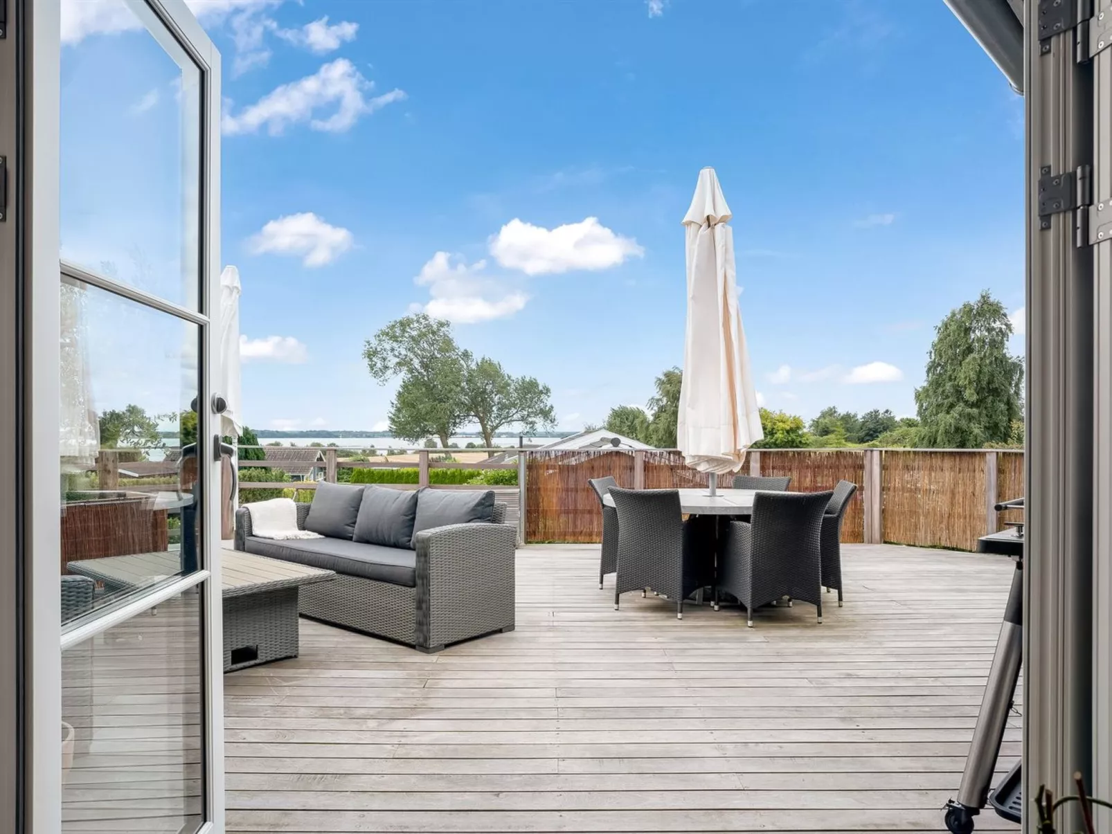 "Glenda" - 2.1km from the sea-Outside