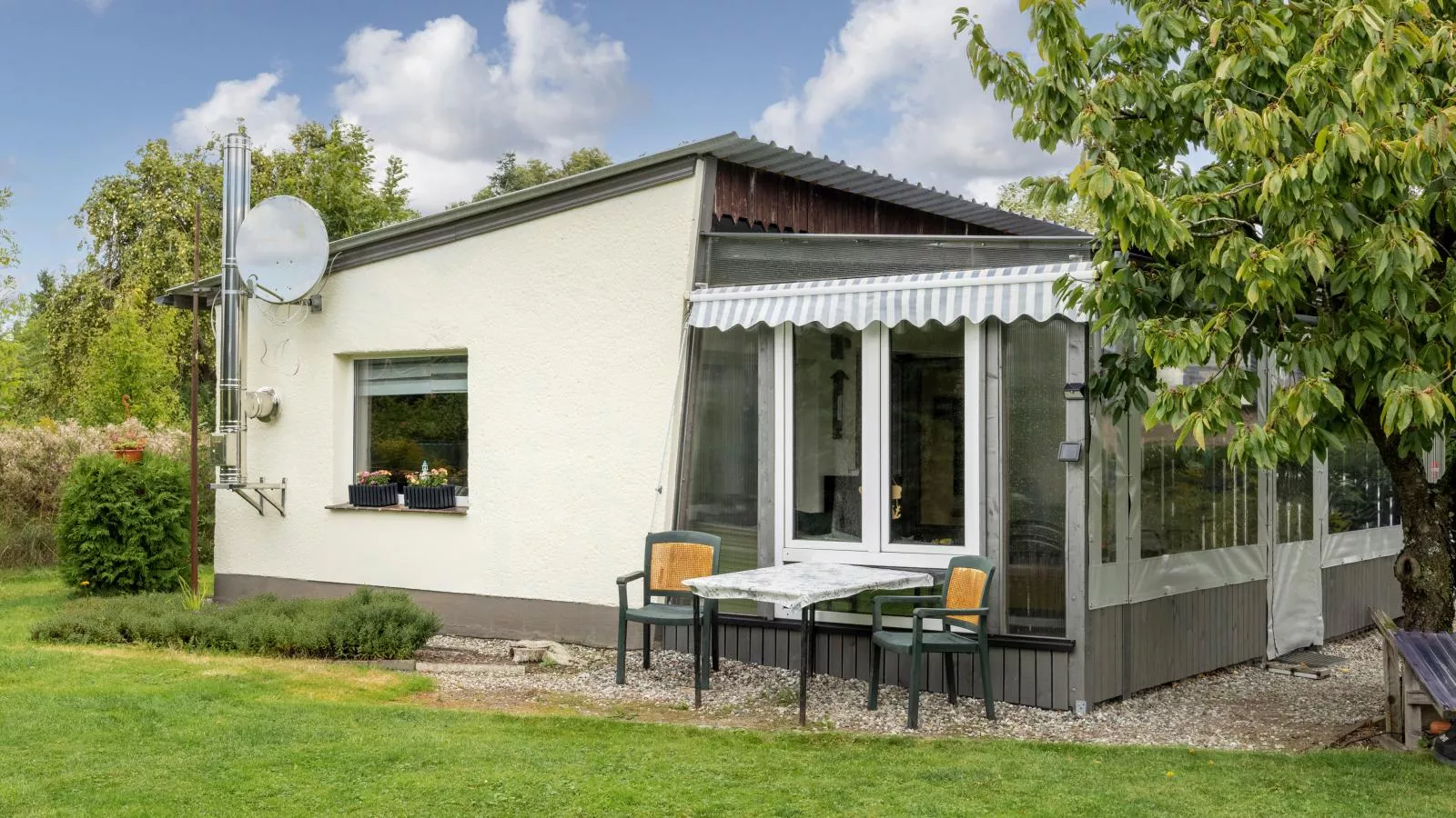 Nelson-Exterior in summer