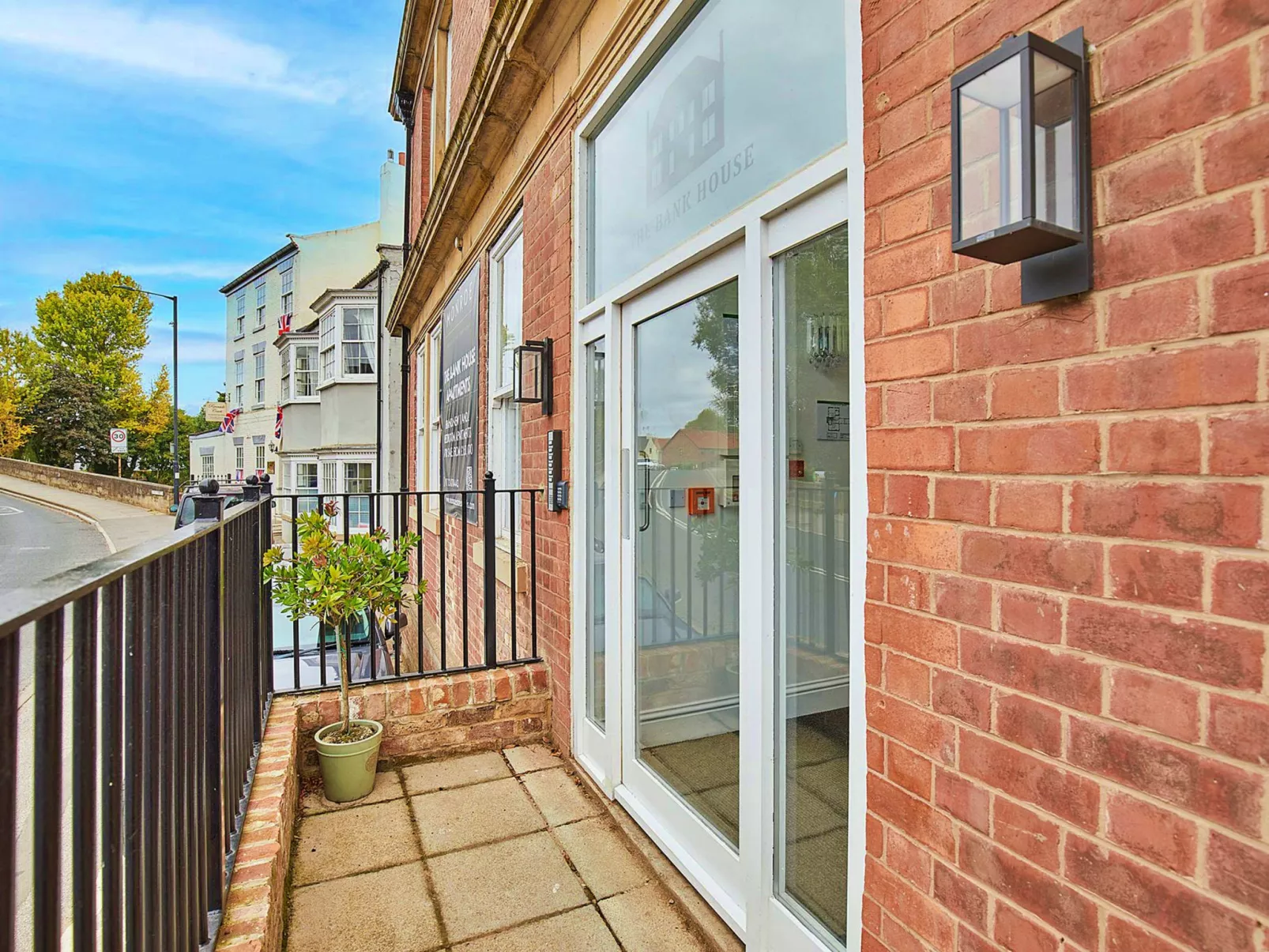 The Bank House-Draußen