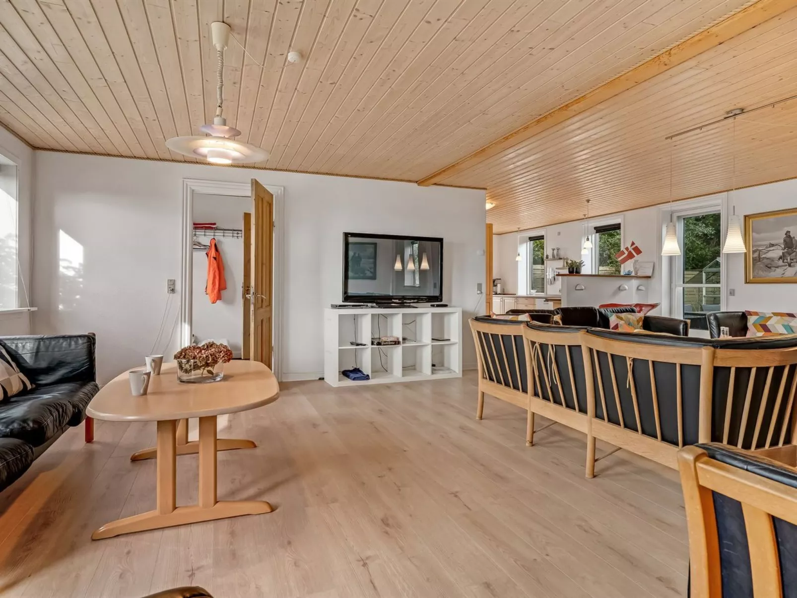 "Nette" - 2km to the fjord-Drinnen