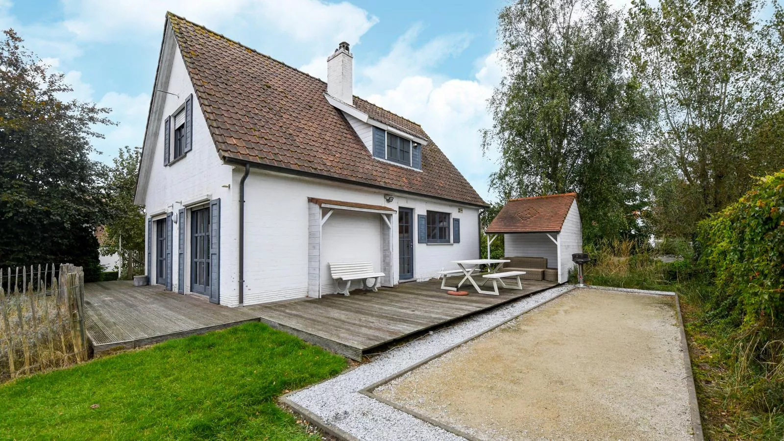 Floribert-Exterior in summer