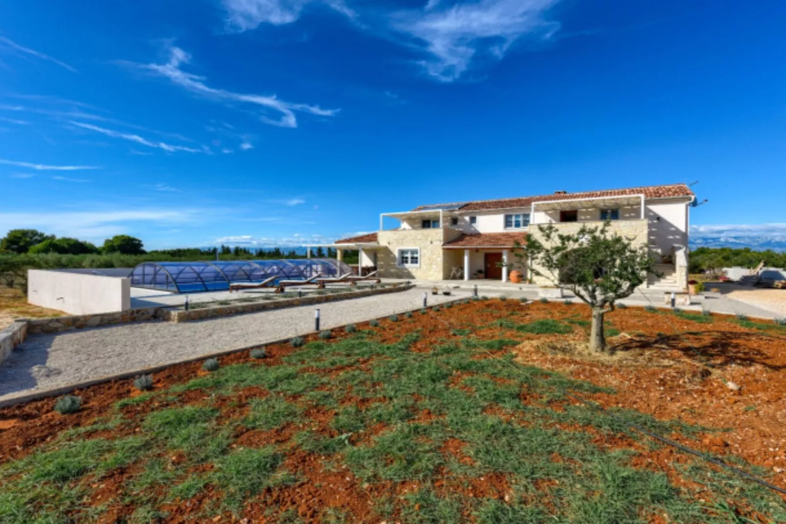 RUSTIC VILLA PEROSA WITH HEATED POOL-Im Freien