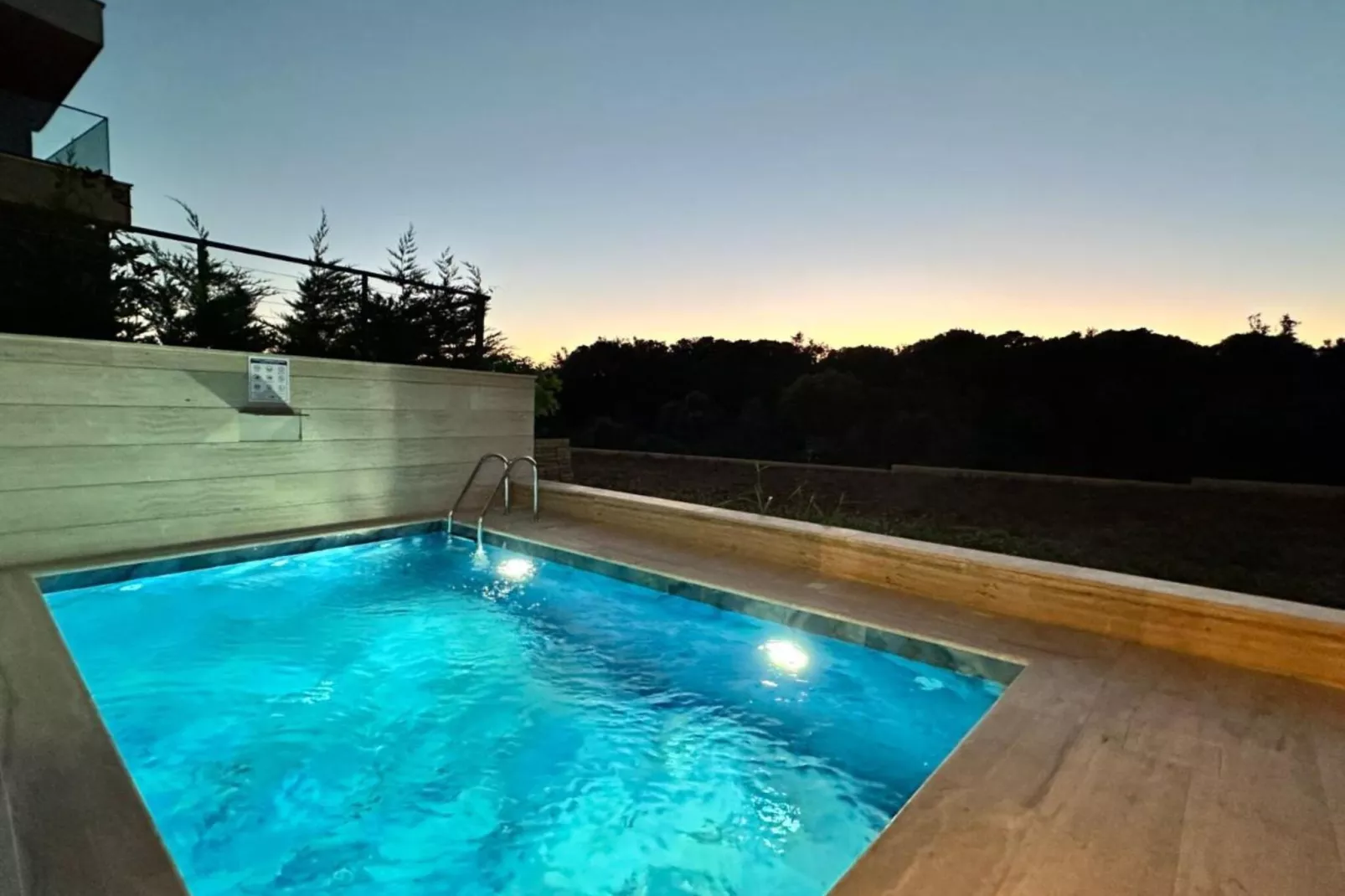 Leonarda Waterfront Residences-Two-Bedroom Apartment with private pool (The Bayfront One) -S5-Swimming pool