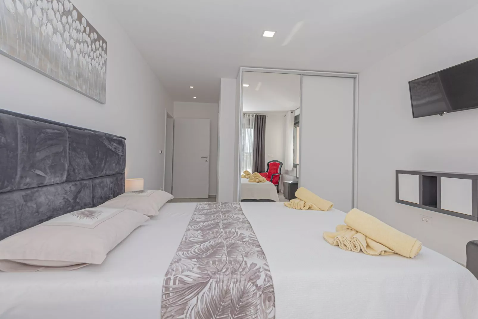 Four-Bedroom Villa With Pool-Schlafzimmer